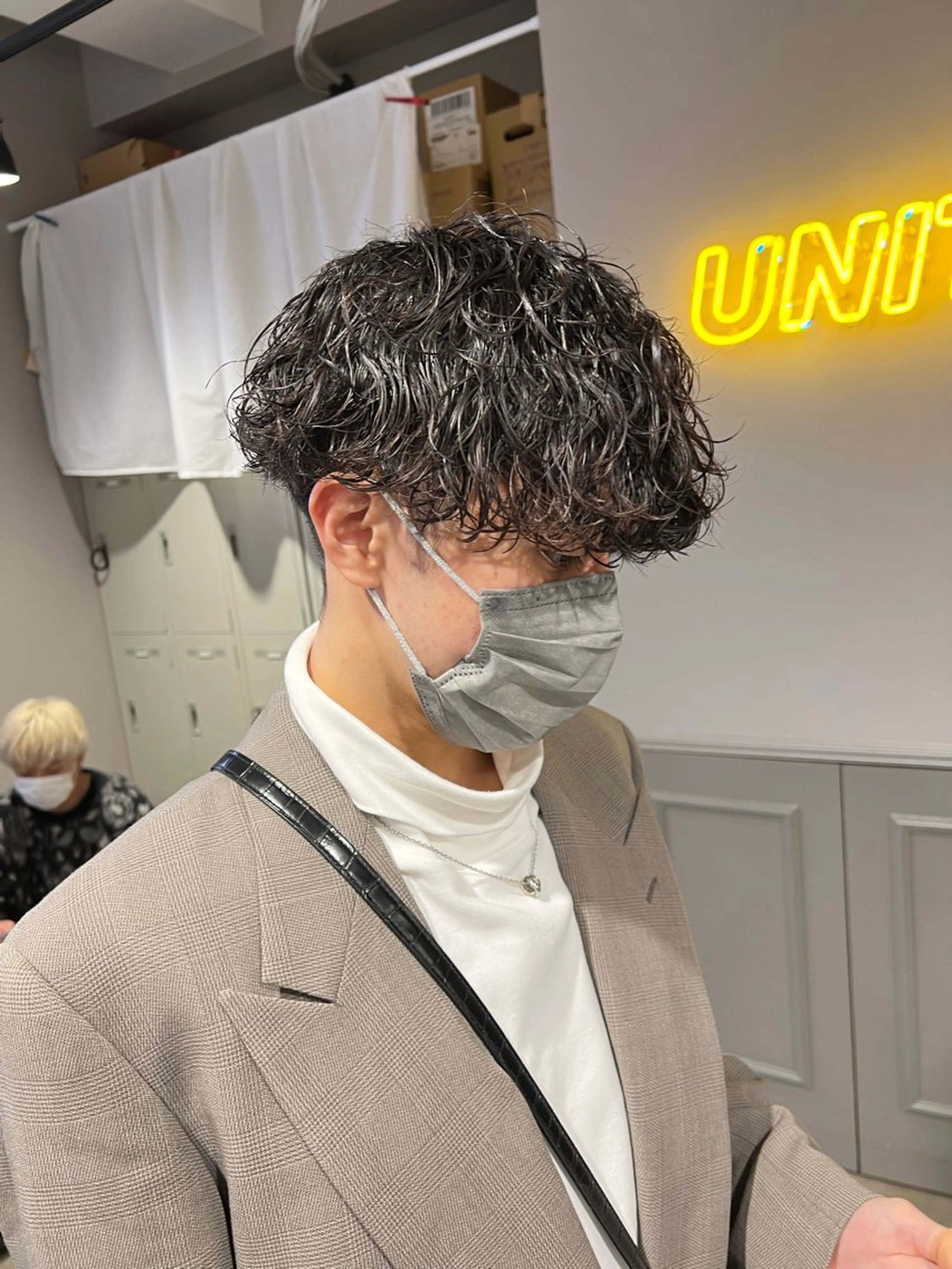 ミディアム パーマ メンズ ミディアムパーマ センターパート メンズ韓国風 韓国マッシュ マッシュウルフ メンズパーマ特化 TAIGAのヘアスタイル