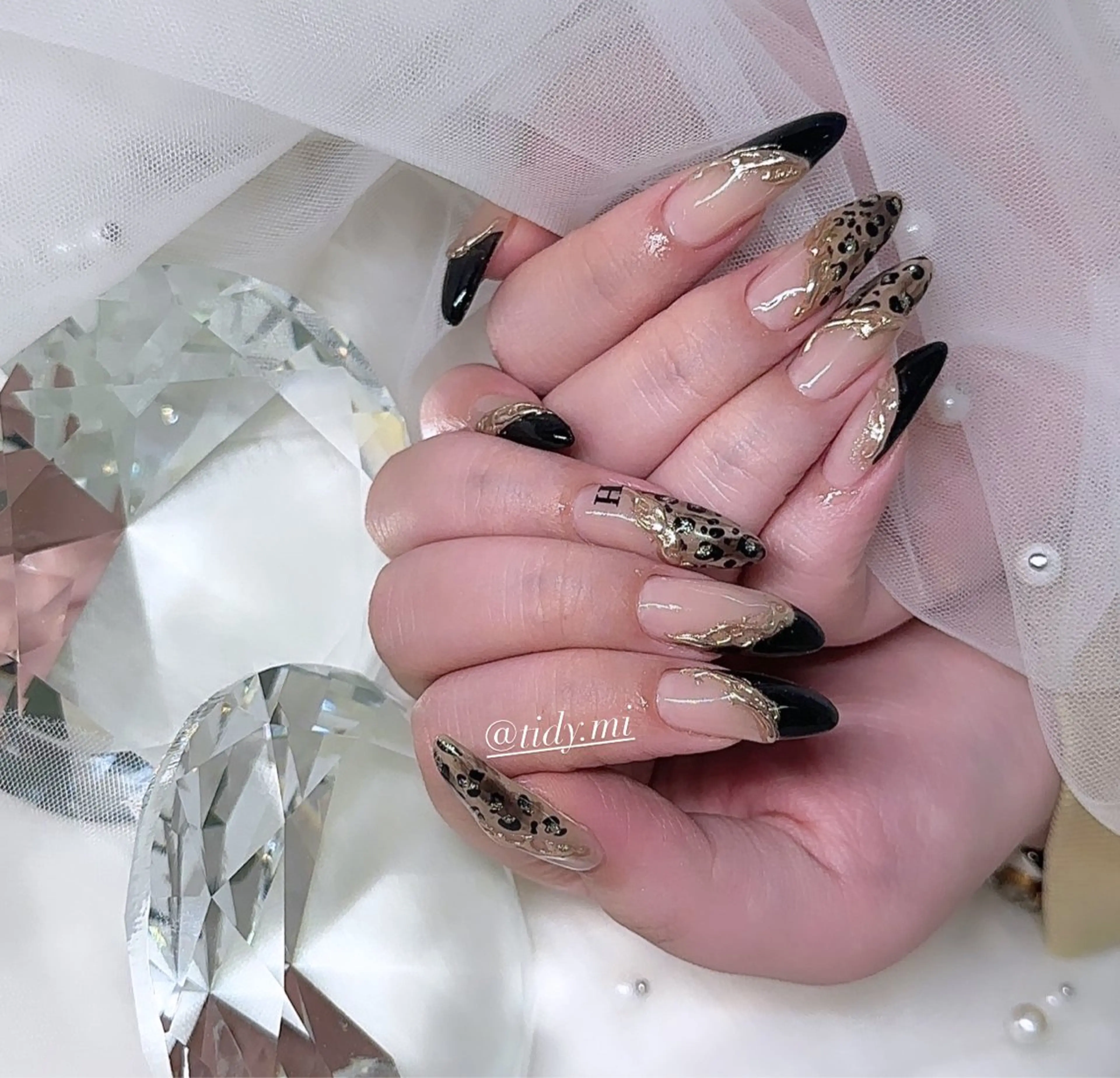 ネイル アニマル柄 ブラウン ジェルネイル キラキラネイル 韓国ネイル TIDY .のネイルデザイン