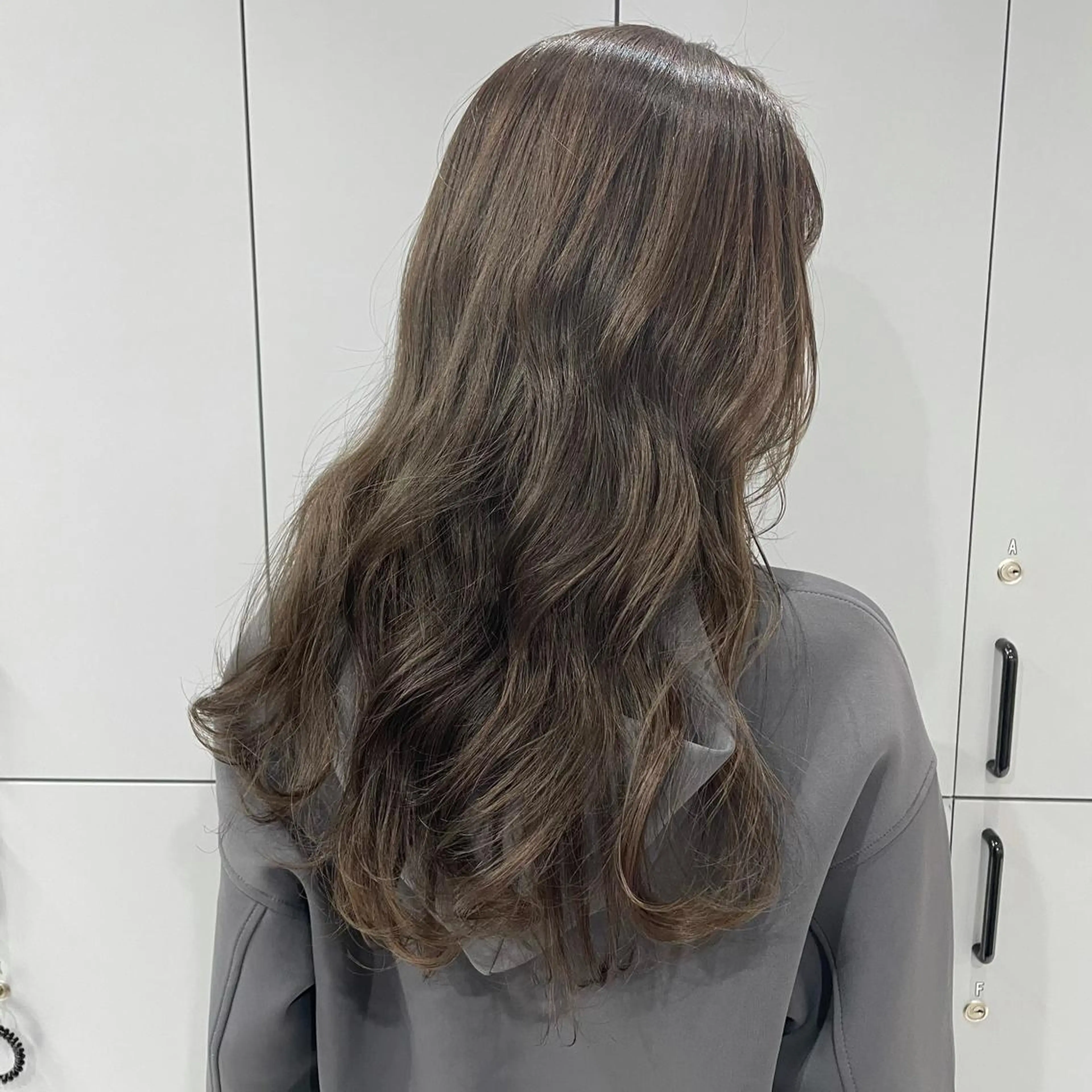 ロング カラー ベージュカラー フォギーベージュ 狩野 羅夢のヘアスタイル