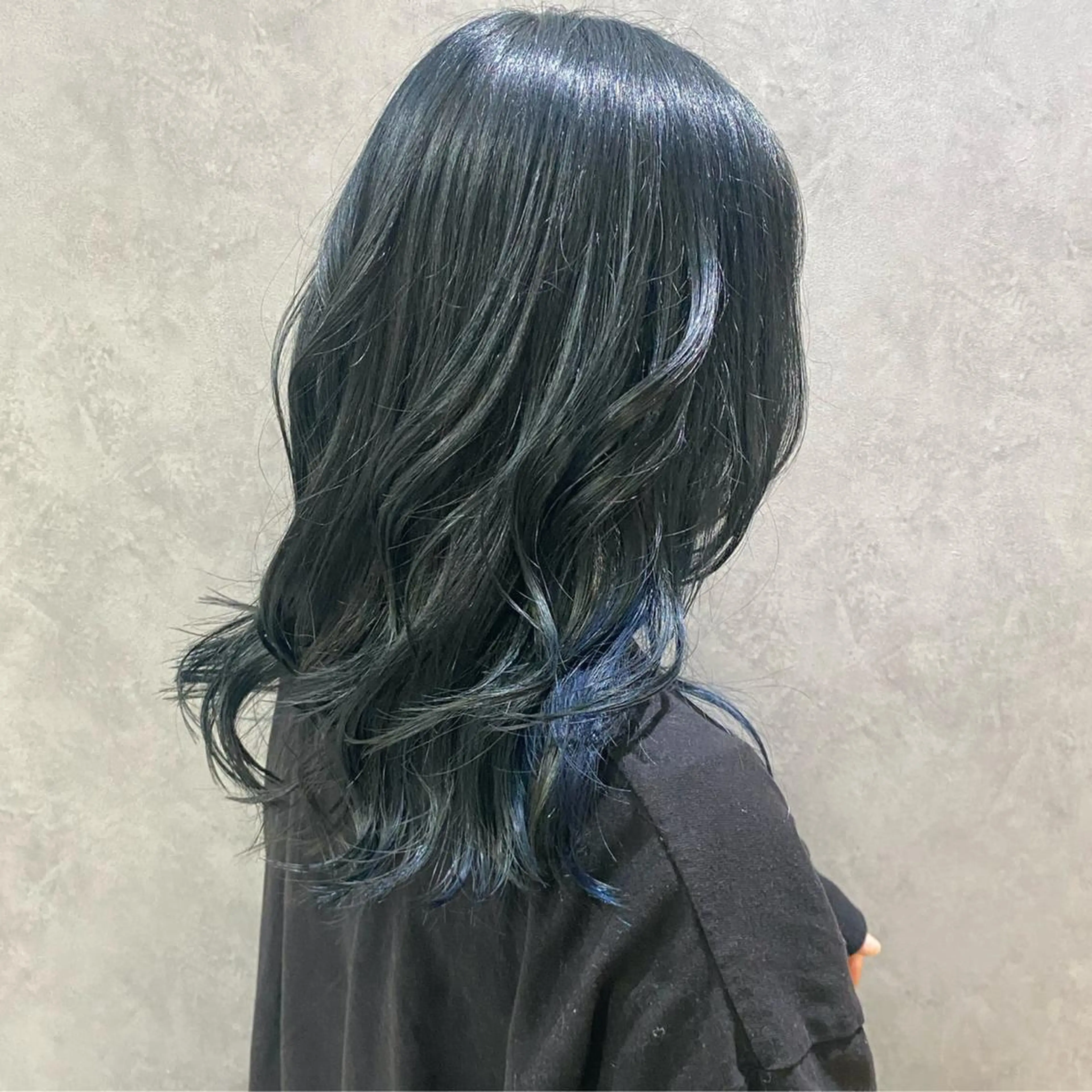 ロング カラー イルミナカラー ロング ウルフカット 伊藤 玲衣のヘアスタイル