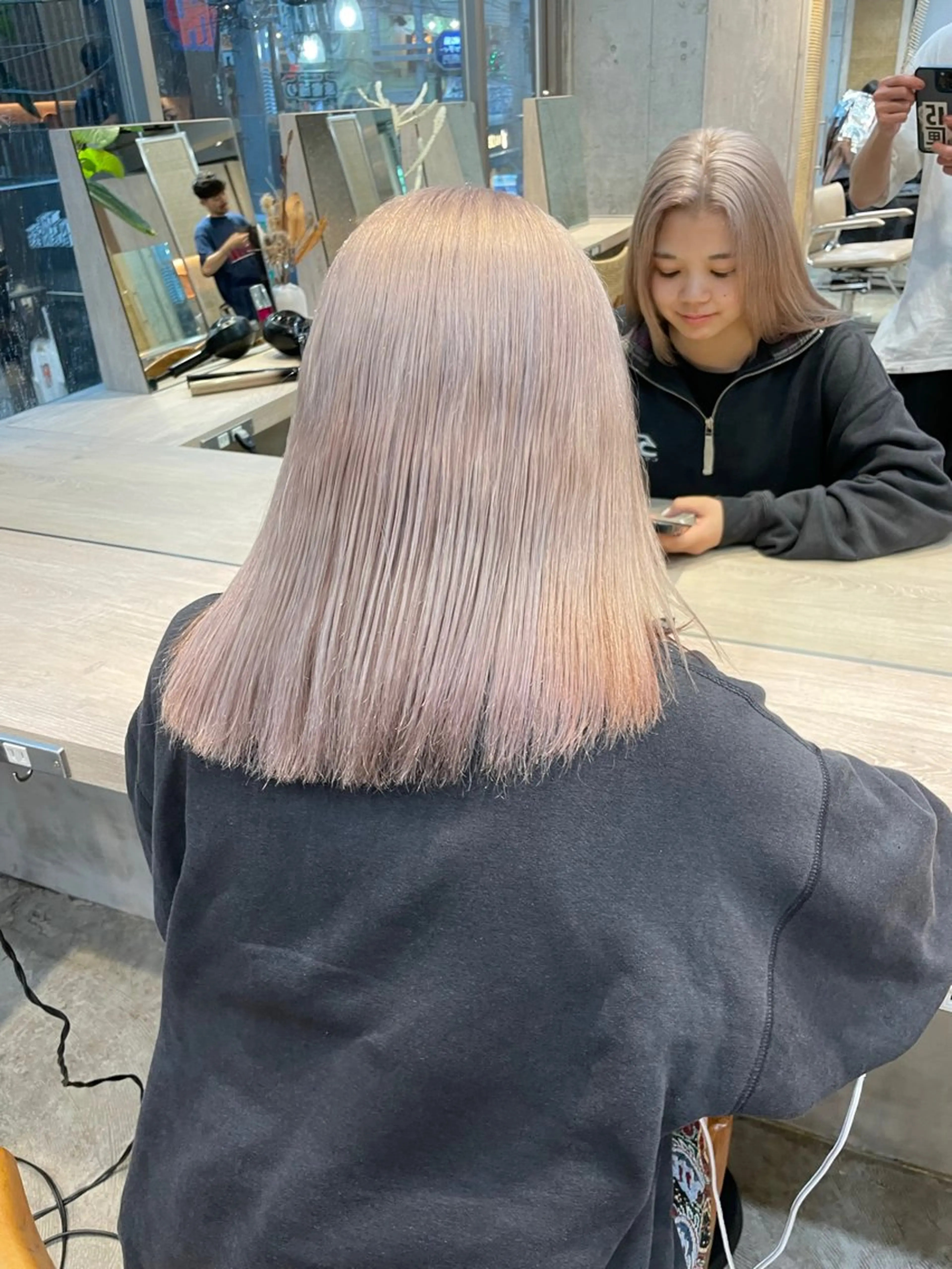 セミロング カラー ⭐ハイトーンブリーチ ミルクティーピンクのヘアスタイル