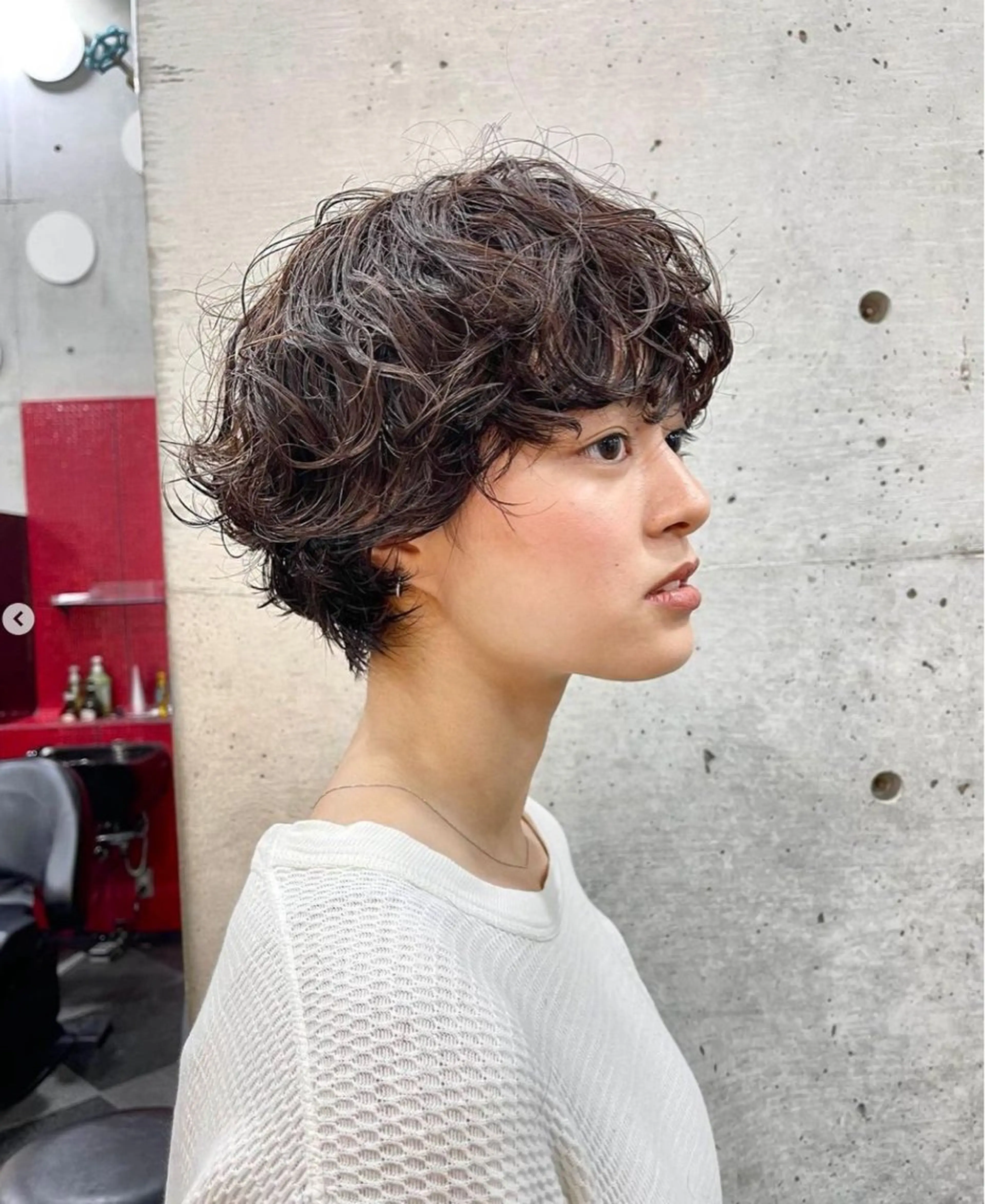 ショート パーマ 曲がる縮毛矯正 センターパートのヘアスタイル