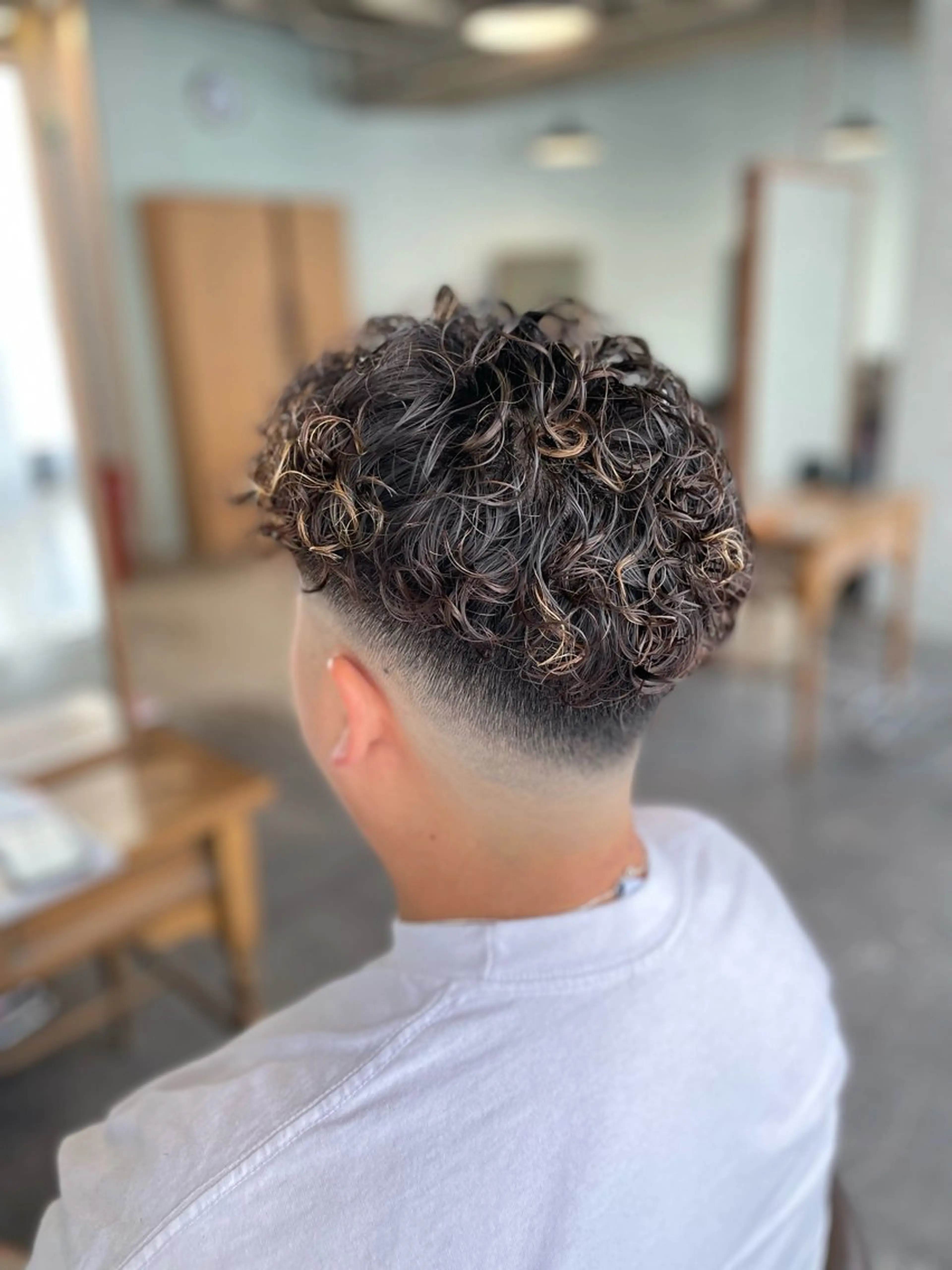 ショート カラー パーマ メンズ メンズブリーチ フェードカット メンズハイライト メンズメッシュ メンズパーマ ヘアカラー ∮フェードスタイル∮ 加藤嘉陛のヘアスタイル