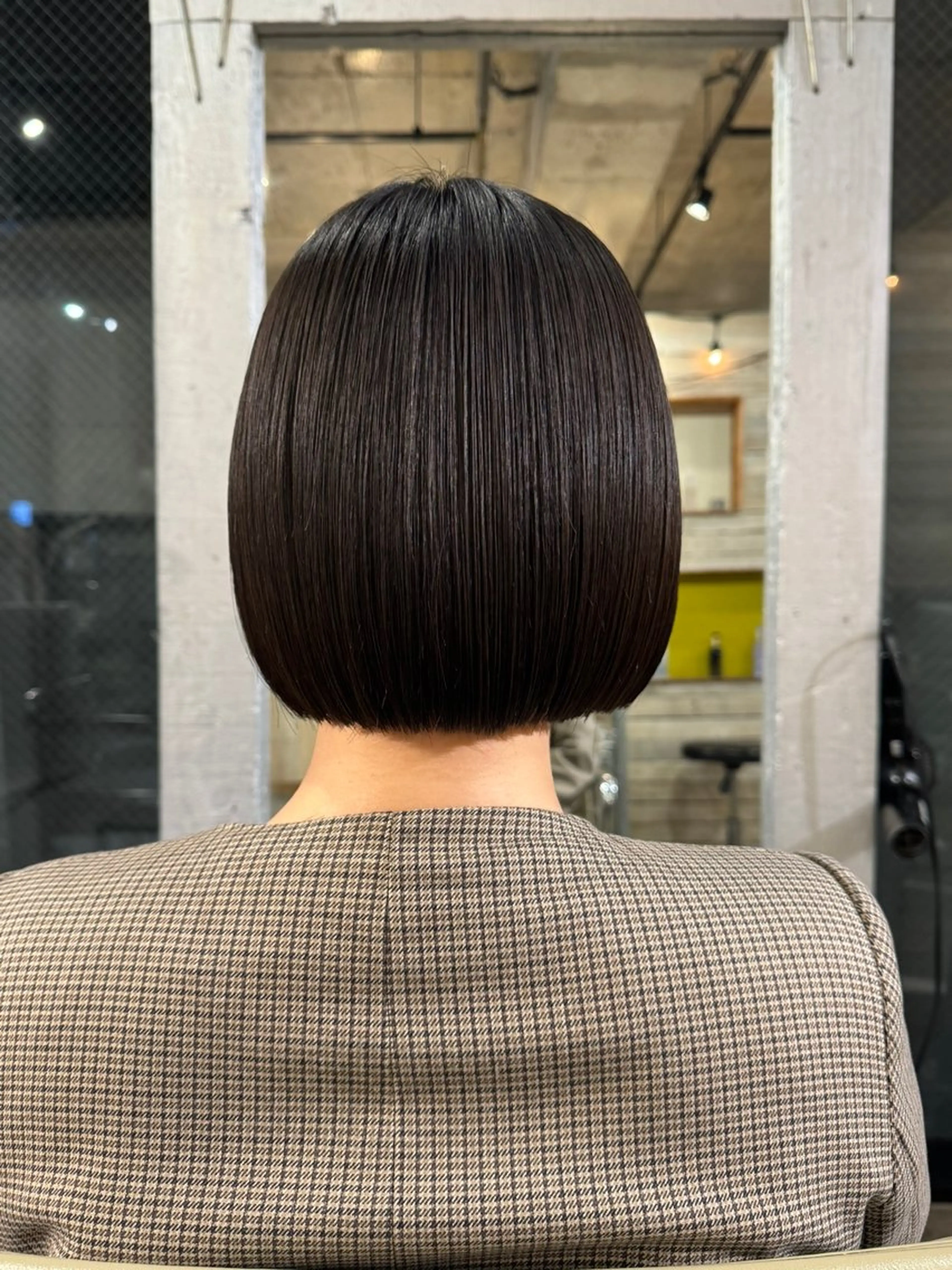 ショート ブリーチカラー/ブロ ンドレイヤーカットのヘアスタイル