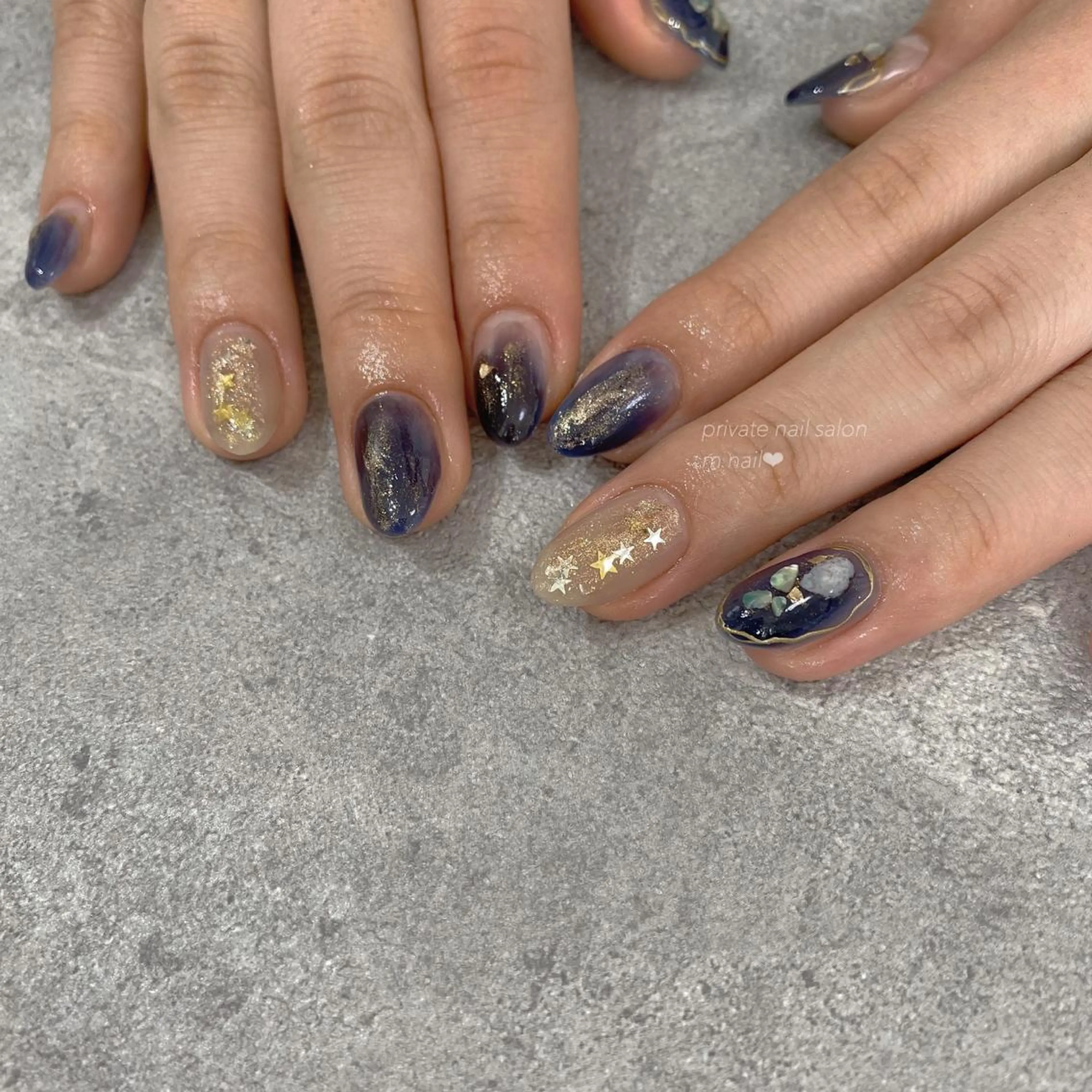 ネイル ブルー キラキラネイル ハンドネイル 小河原 舞のネイルデザイン