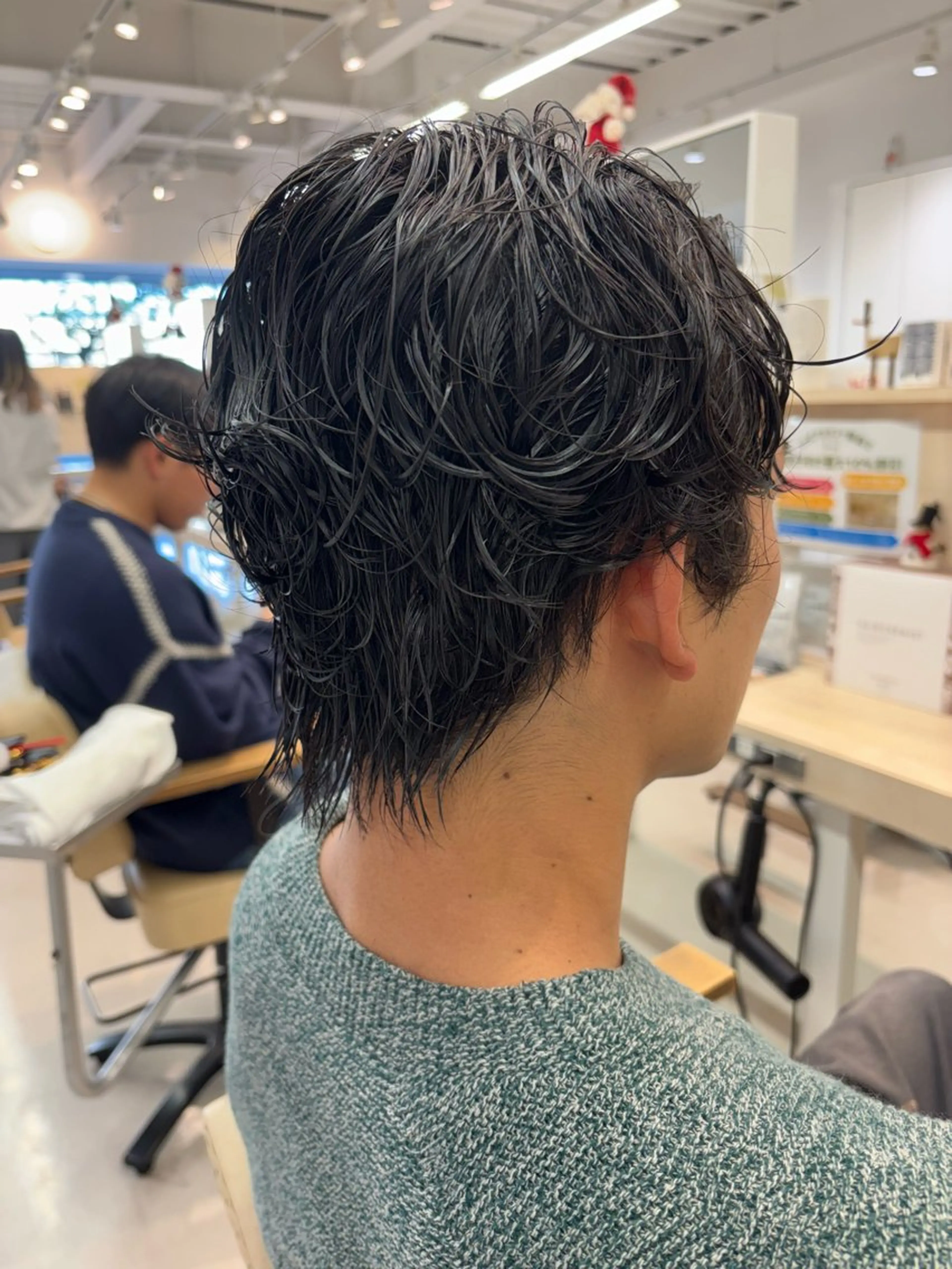 パーマ メンズ ビジネス メンズパーマ スペインカール 波巻きパーマ ニュアンスパーマ ニュアンスパーマ/ フェザー/マッシュのヘアスタイル