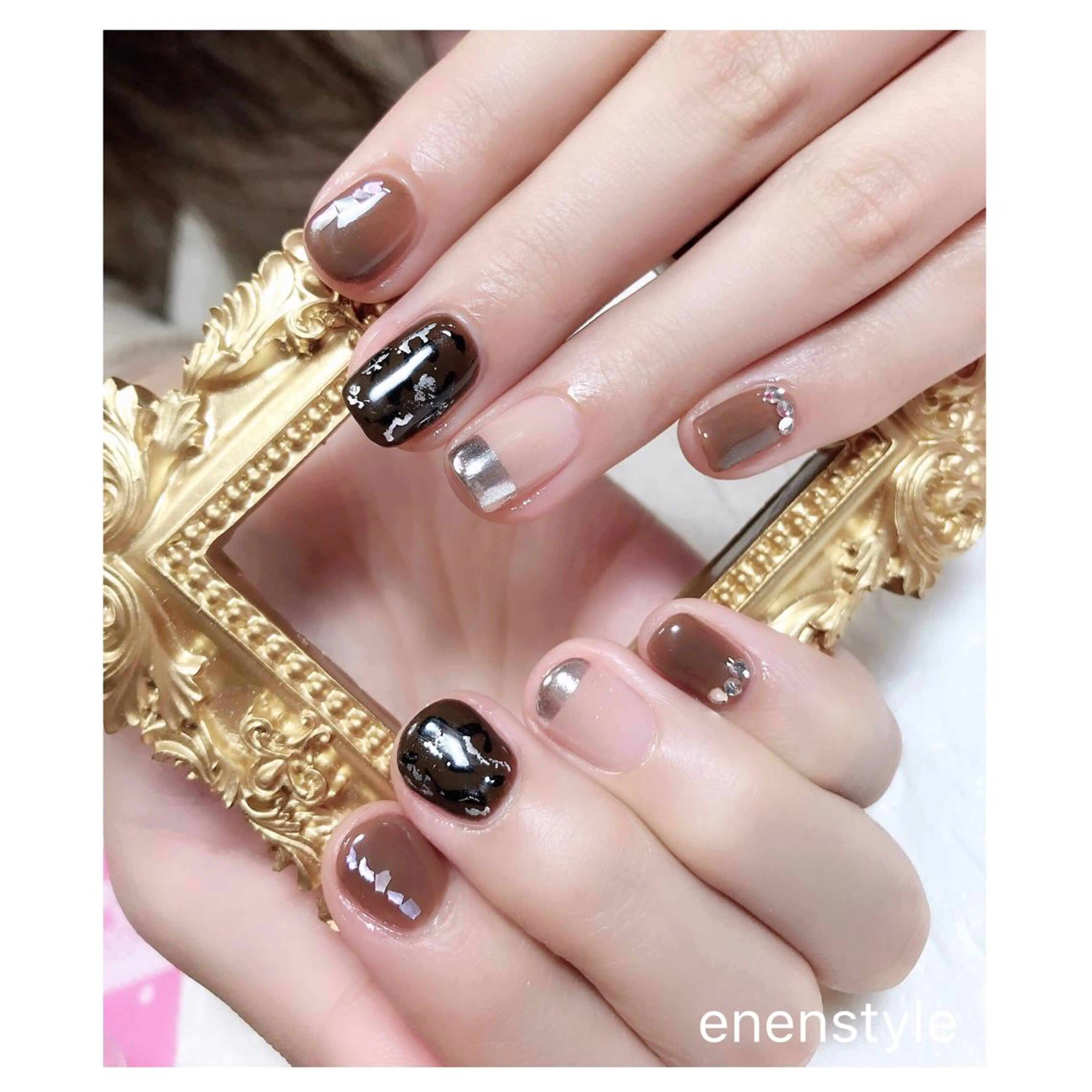 ショート ネイル ブラウン ジェルネイル ミラーネイル ニュアンスネイル オフィスネイル 👑enen style👑のネイルデザイン