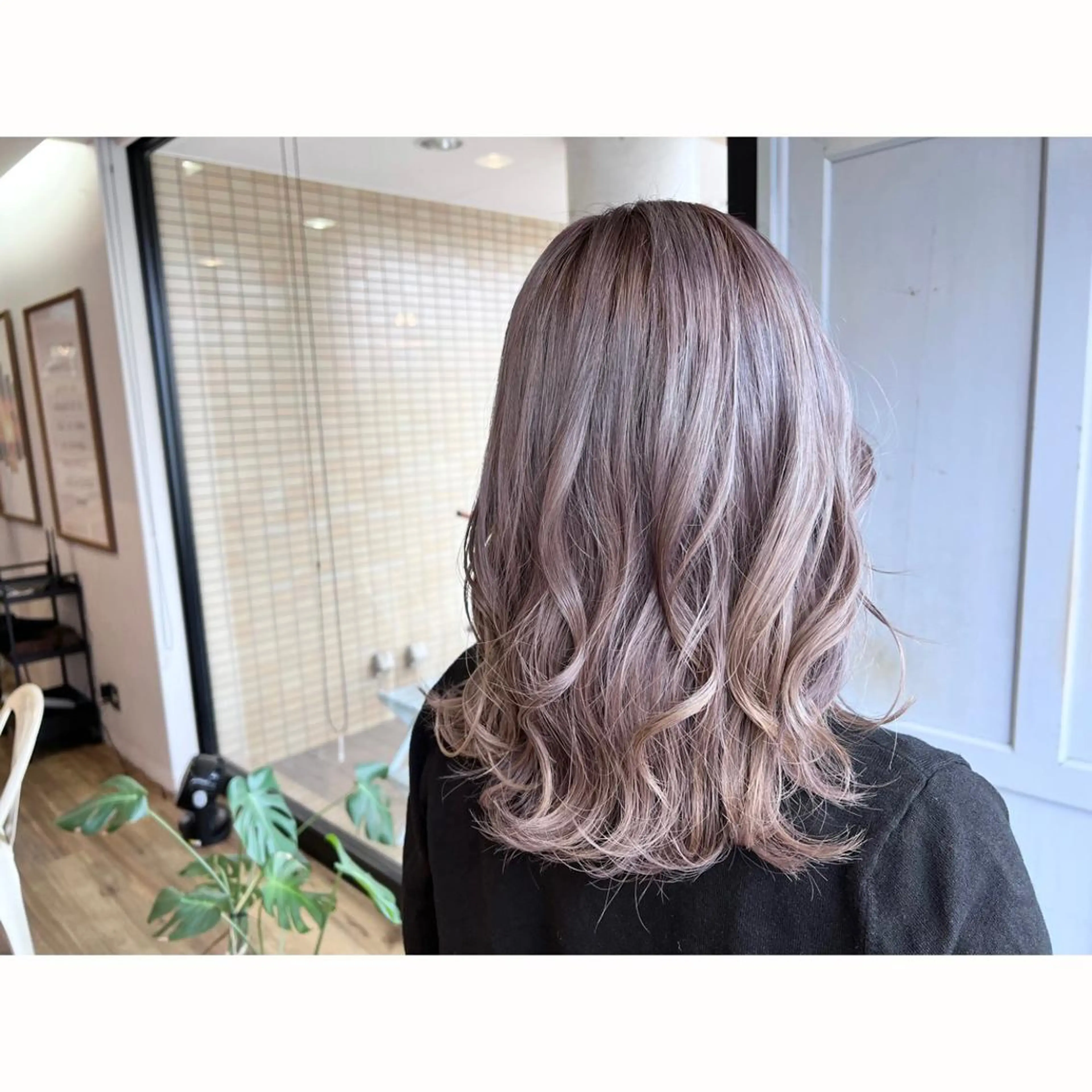 ロング カラー ブリーチ グレージュ ラベンダーカラー ラベンダーグレージュ ラベンダーグレー ツキダテ ユイのヘアスタイル