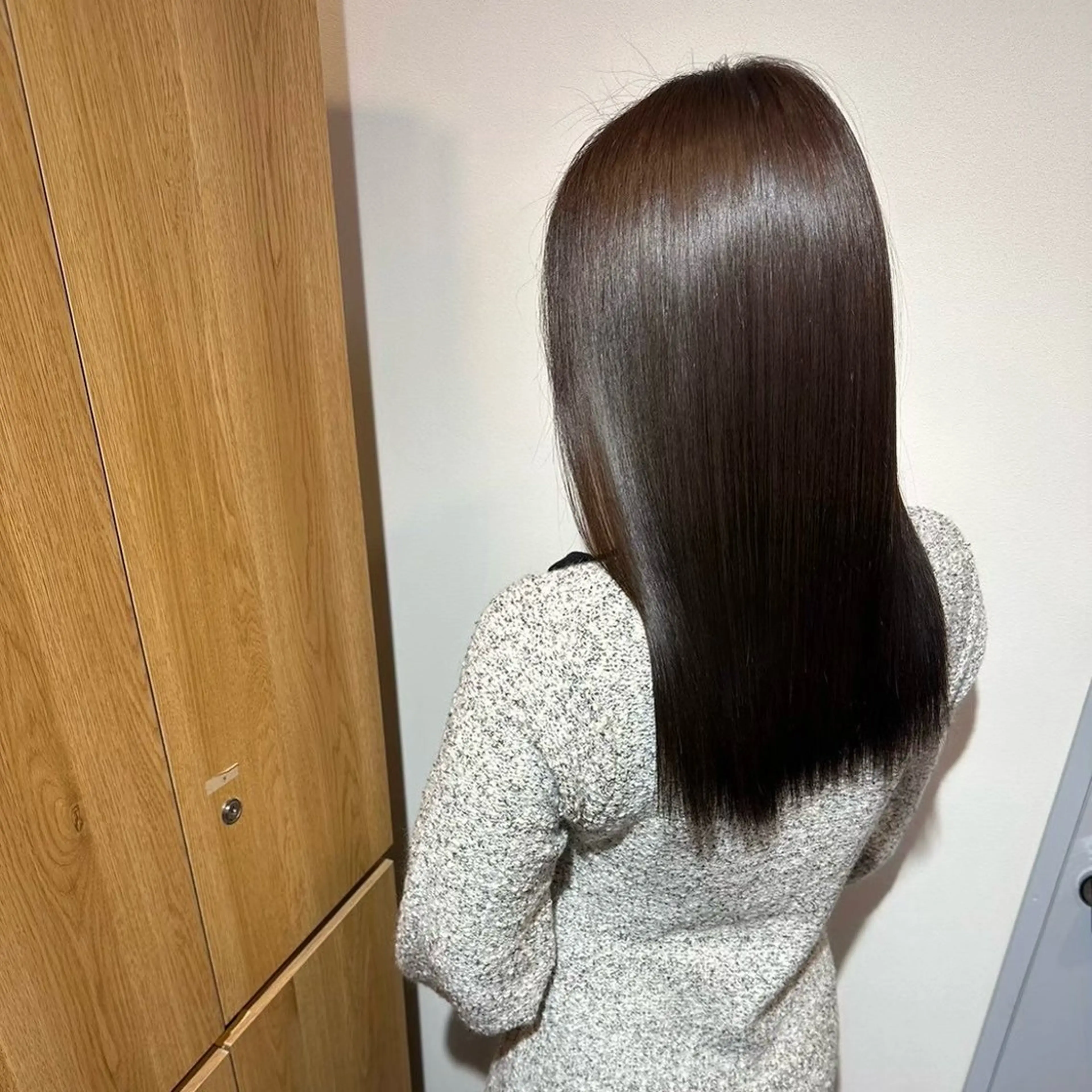 セミロング 岡田 佳子のヘアスタイル