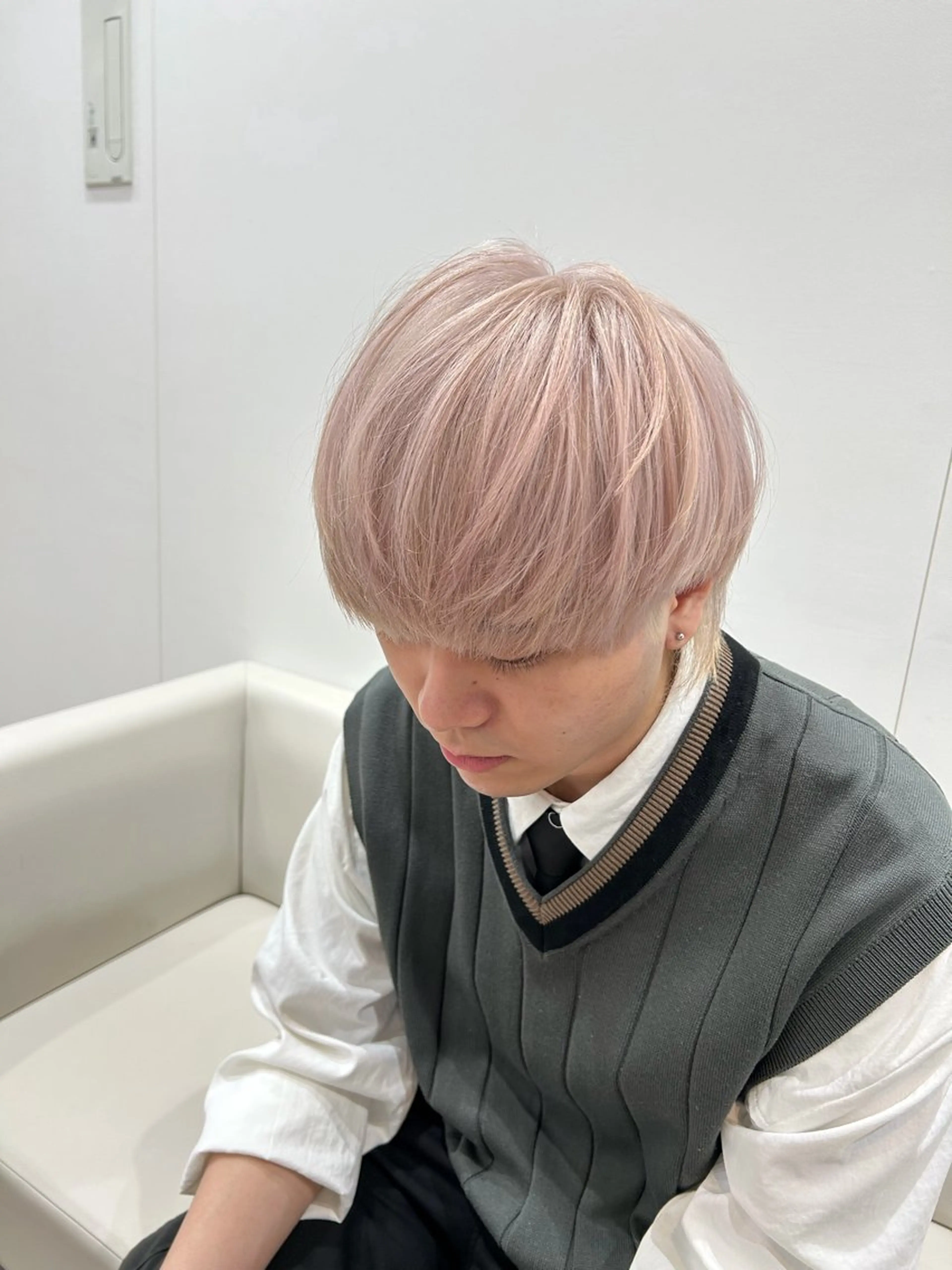 カラー メンズ メンズハイトーン メンズ韓国風 マッシュウルフ マッシュ メンズウルフカット ヘアカラー トリートメント 片山 仁のヘアスタイル