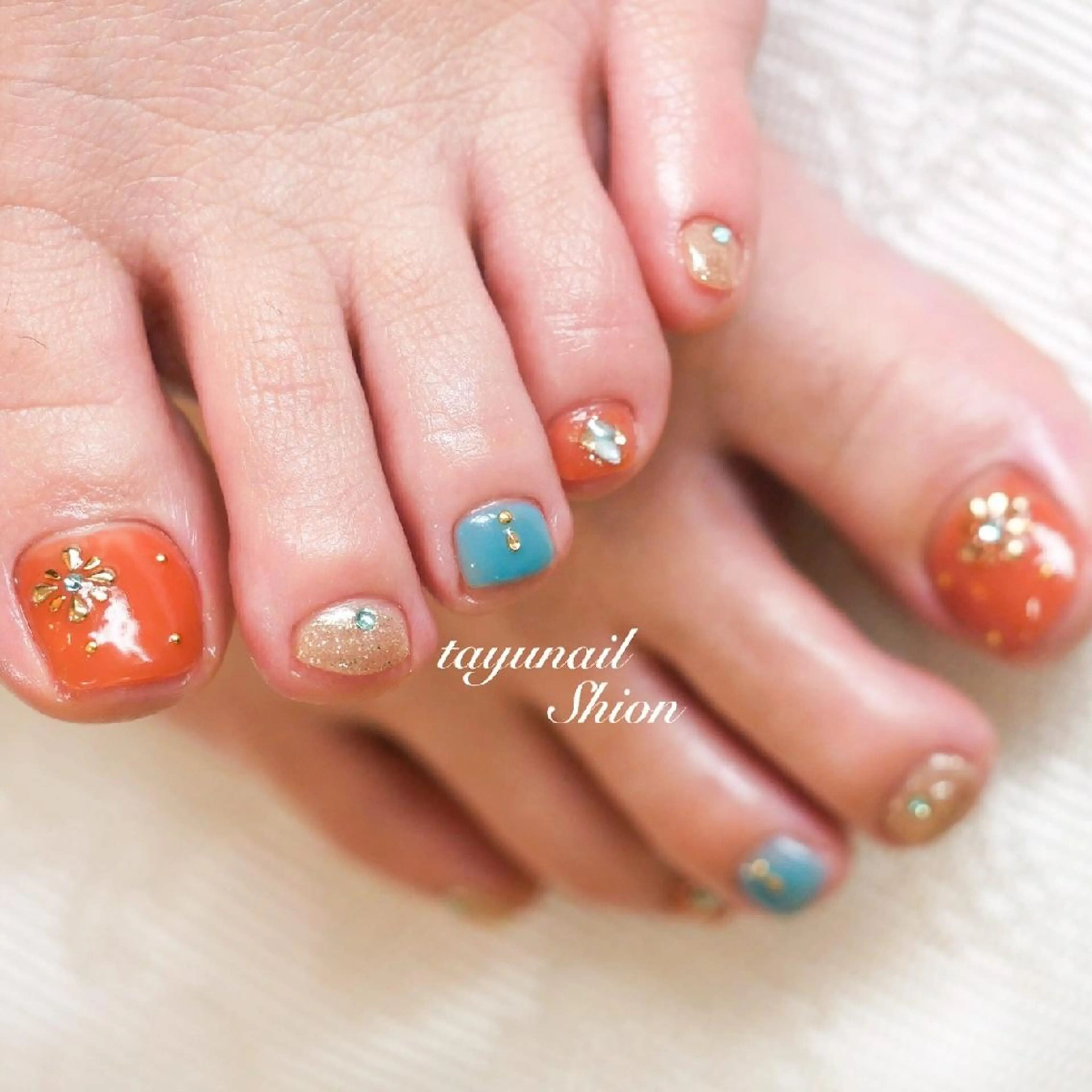 ネイル ブルー フットネイル ジェルネイル オレンジ パラジェル フットネイル ネイルサロン 【たゆnail】のネイルデザイン