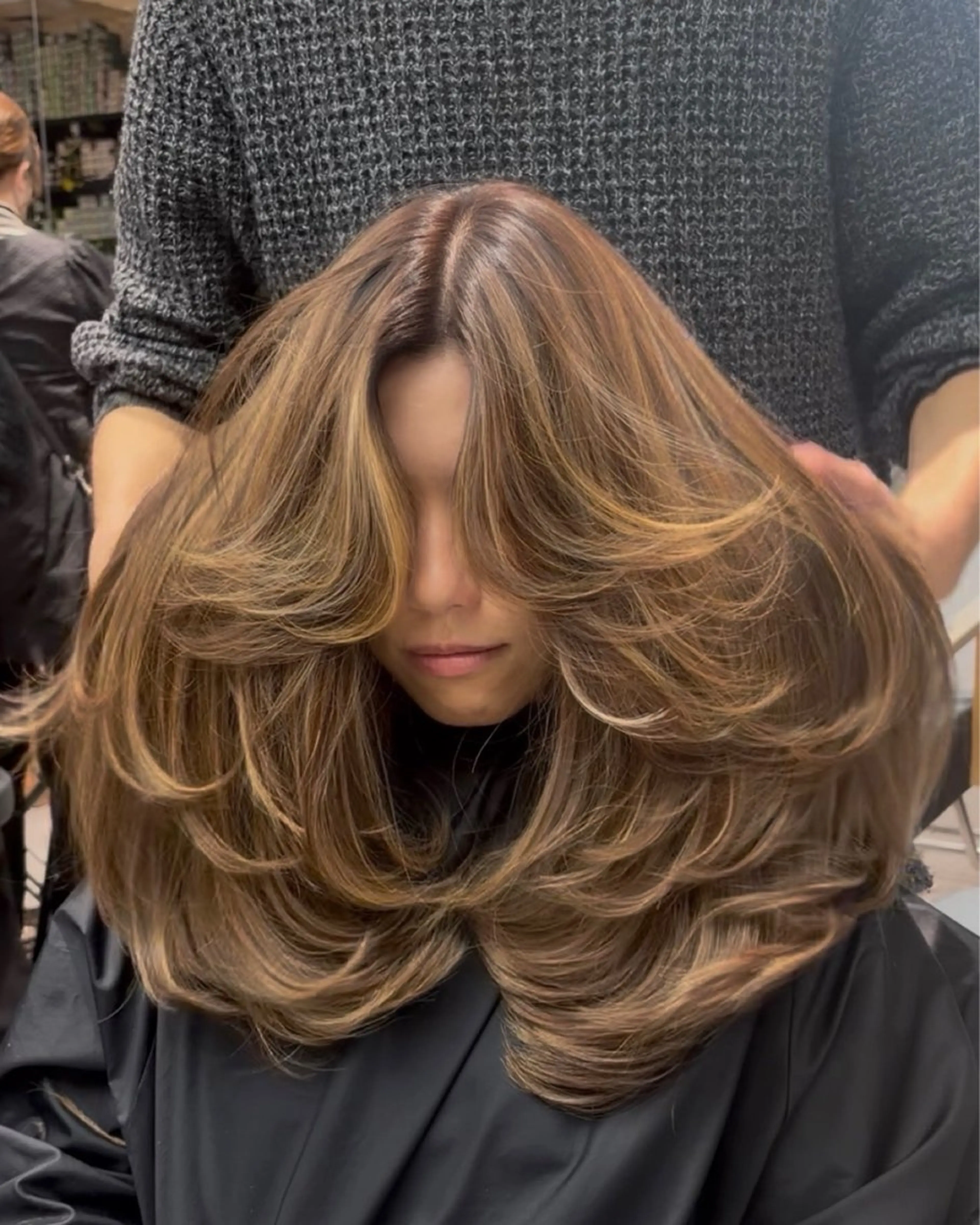 カット＋1ステップトリートメント　写真の様な海外レイヤーカット可能なお客様✨　長さ胸下まである方　35歳未満の写真