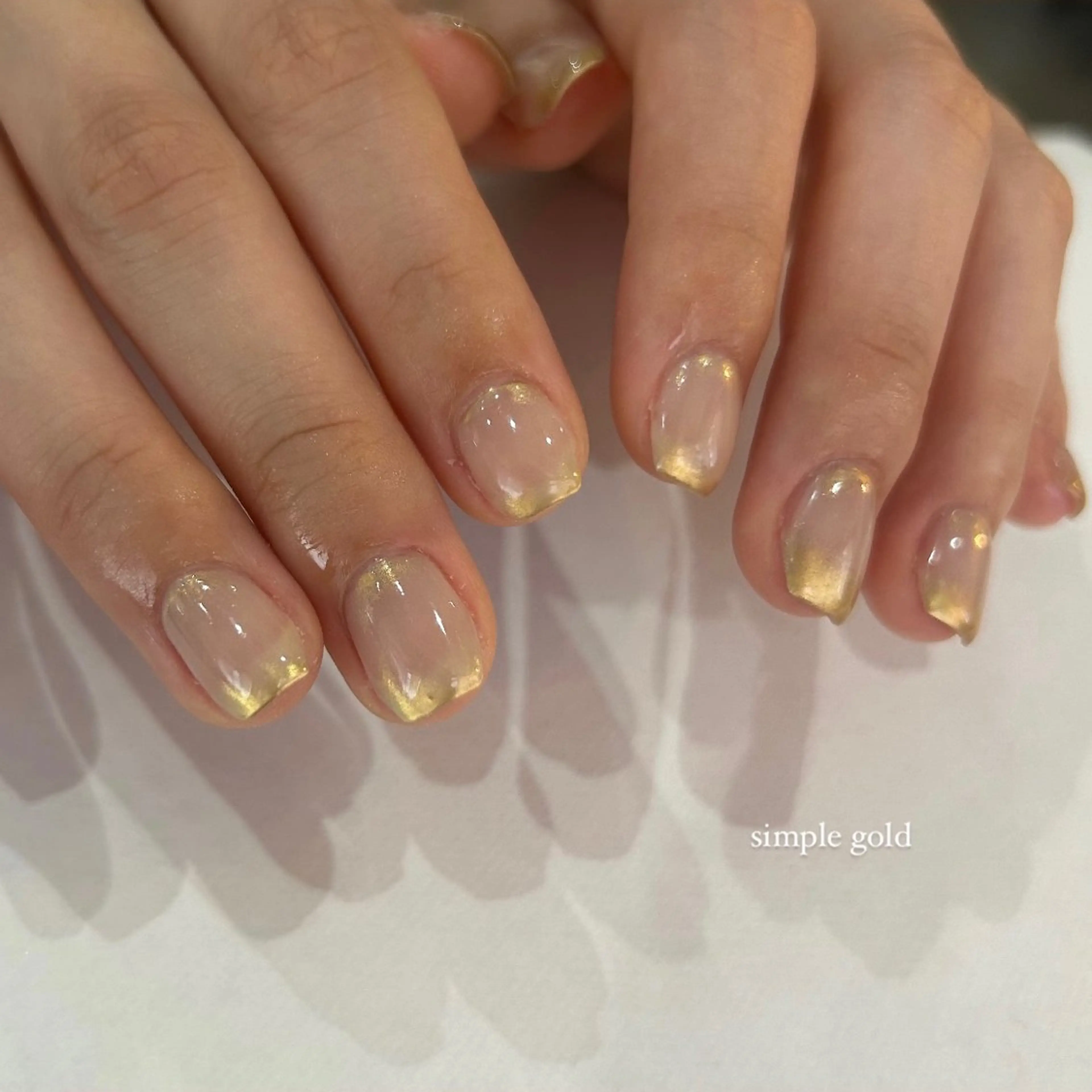 ネイル ゴールド オフィスネイル シンプルネイル ハンドネイル scré as Ételのネイルデザイン