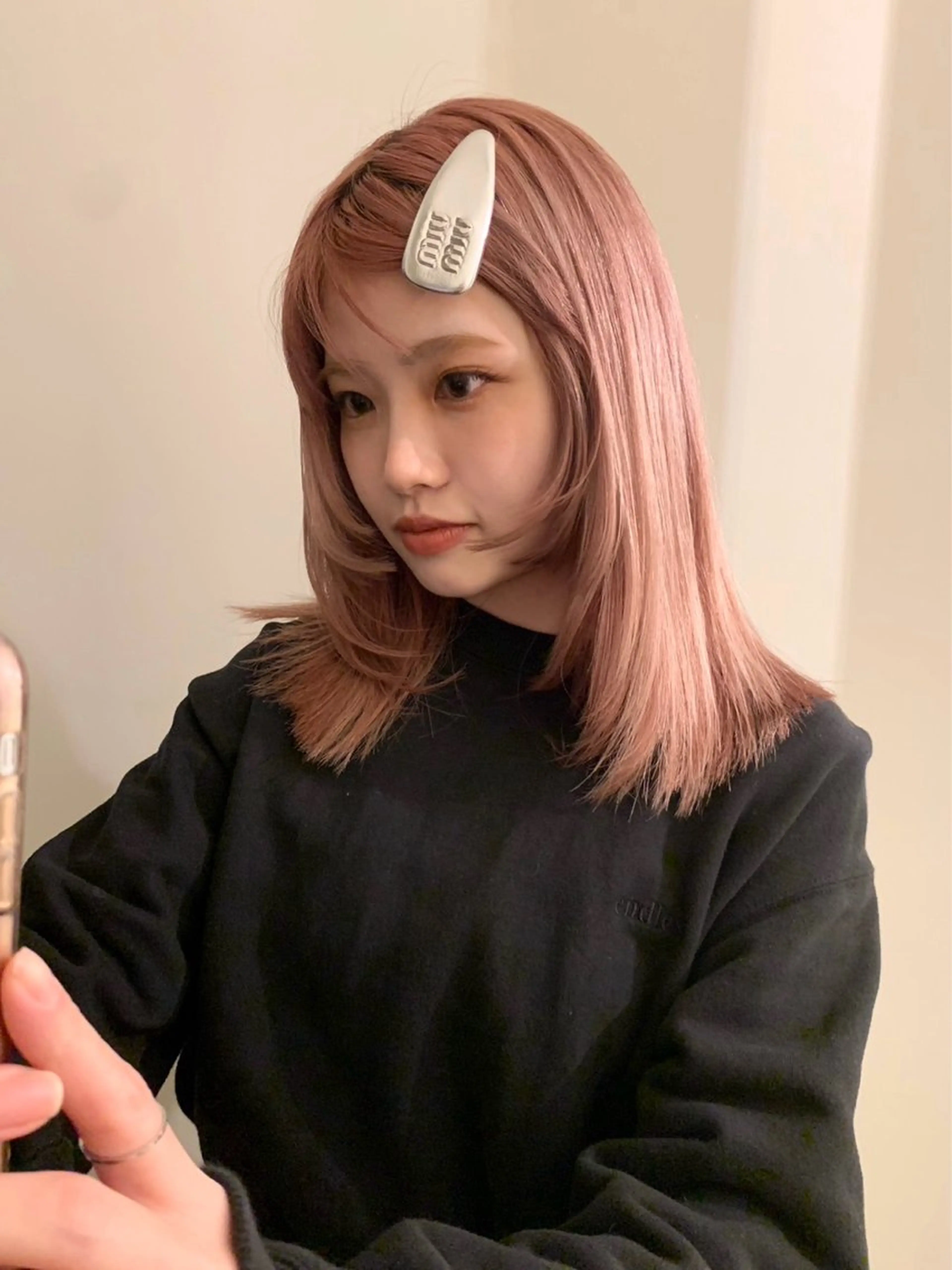 ミディアム カラー ブリーチ ピンクカラー レイヤーカット ヘアカラー 落合希 Olivebeigeのヘアスタイル
