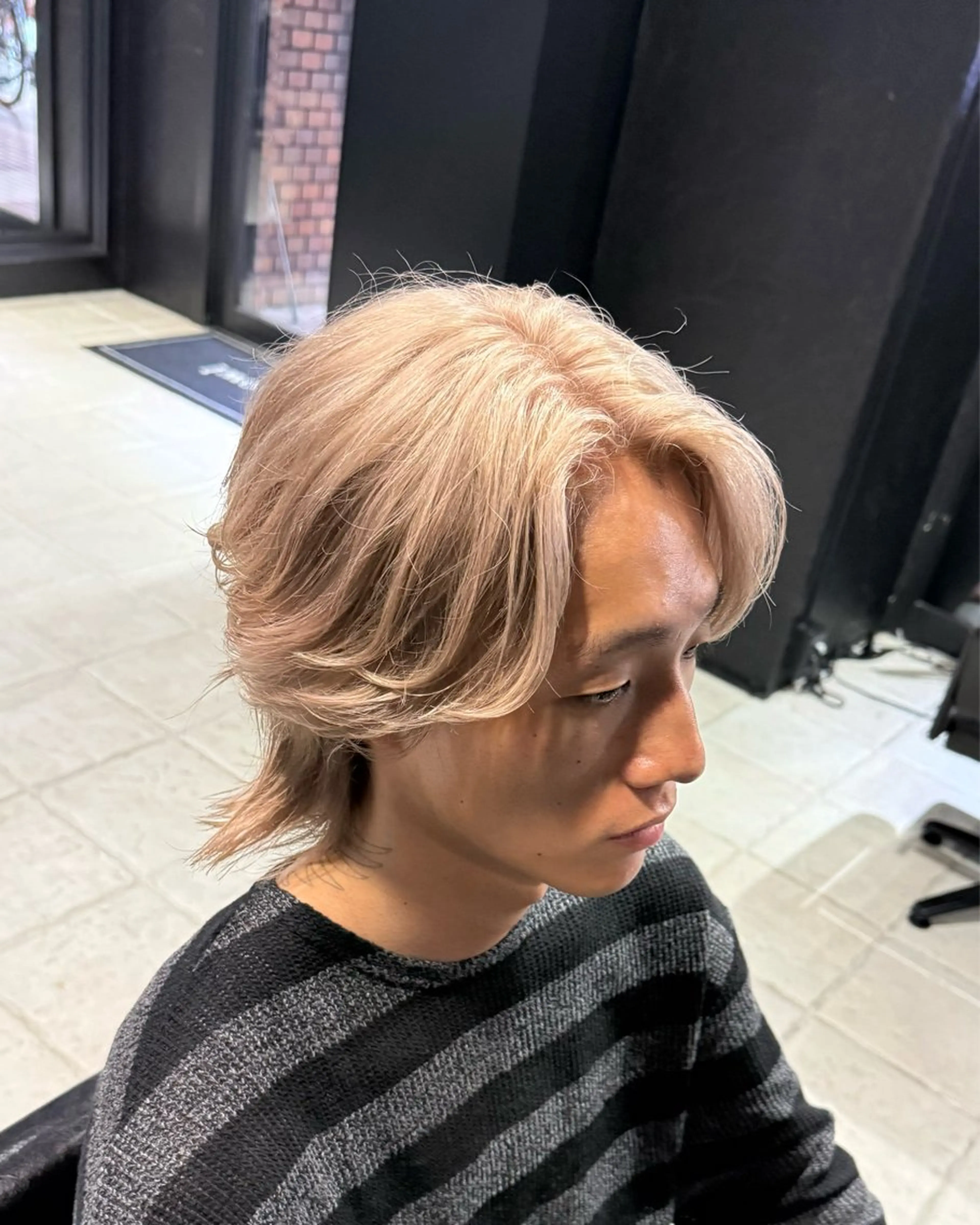 ミディアム カラー メンズ メンズブリーチ メンズウルフカット ベージュカラー ブリーチ ミルクティーベージュ カット ヘアカラー 【フェザーパーマ】 【縮毛矯正】鶴田文のヘアスタイル