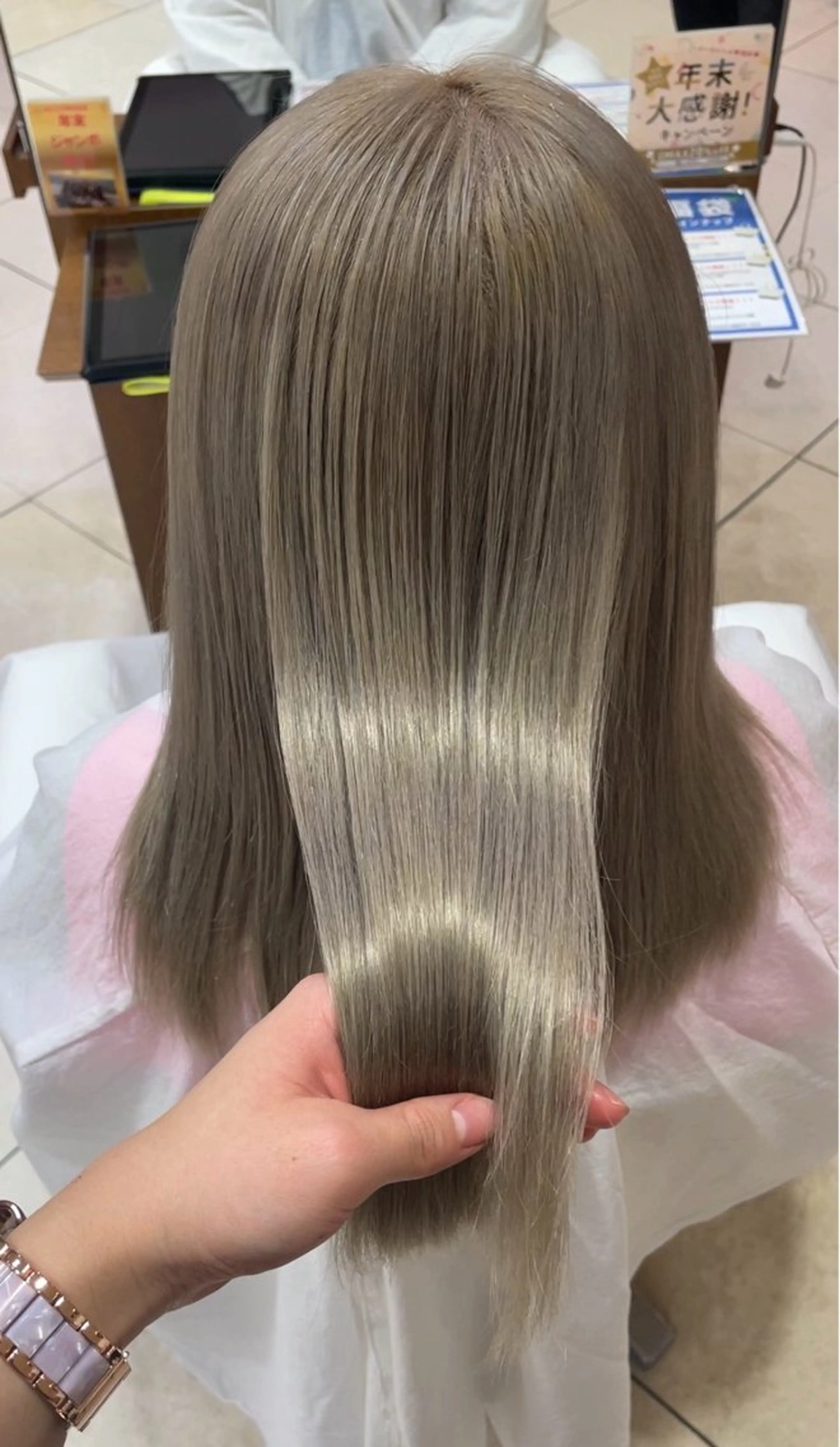 カラー ベージュカラー ブリーチ ホワイトベージュ 青木 しおりのヘアスタイル