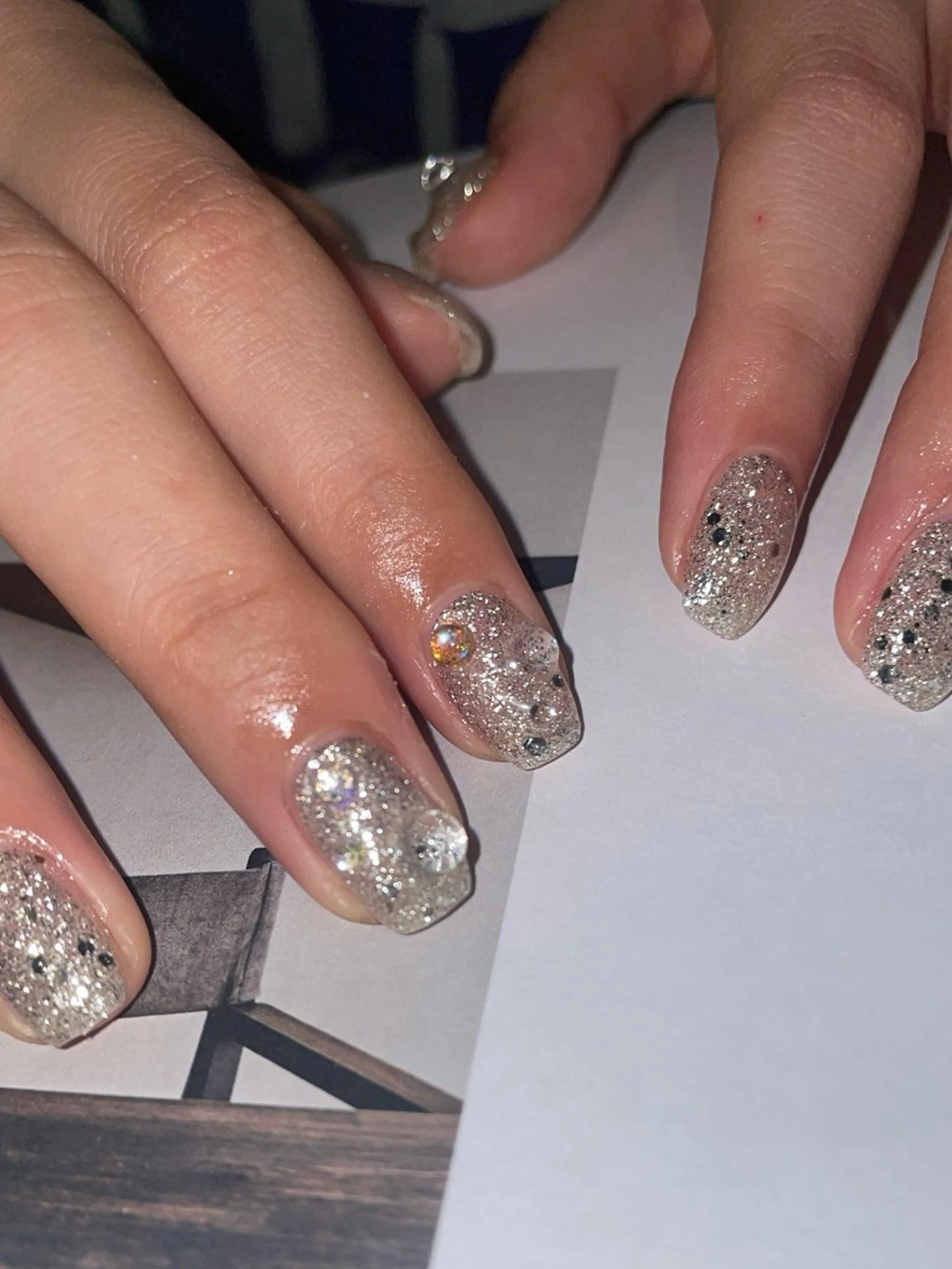 ネイル ハンドネイル anyora nail salon所属・大人ワンホン キラキラ/Ayanoのネイルデザイン