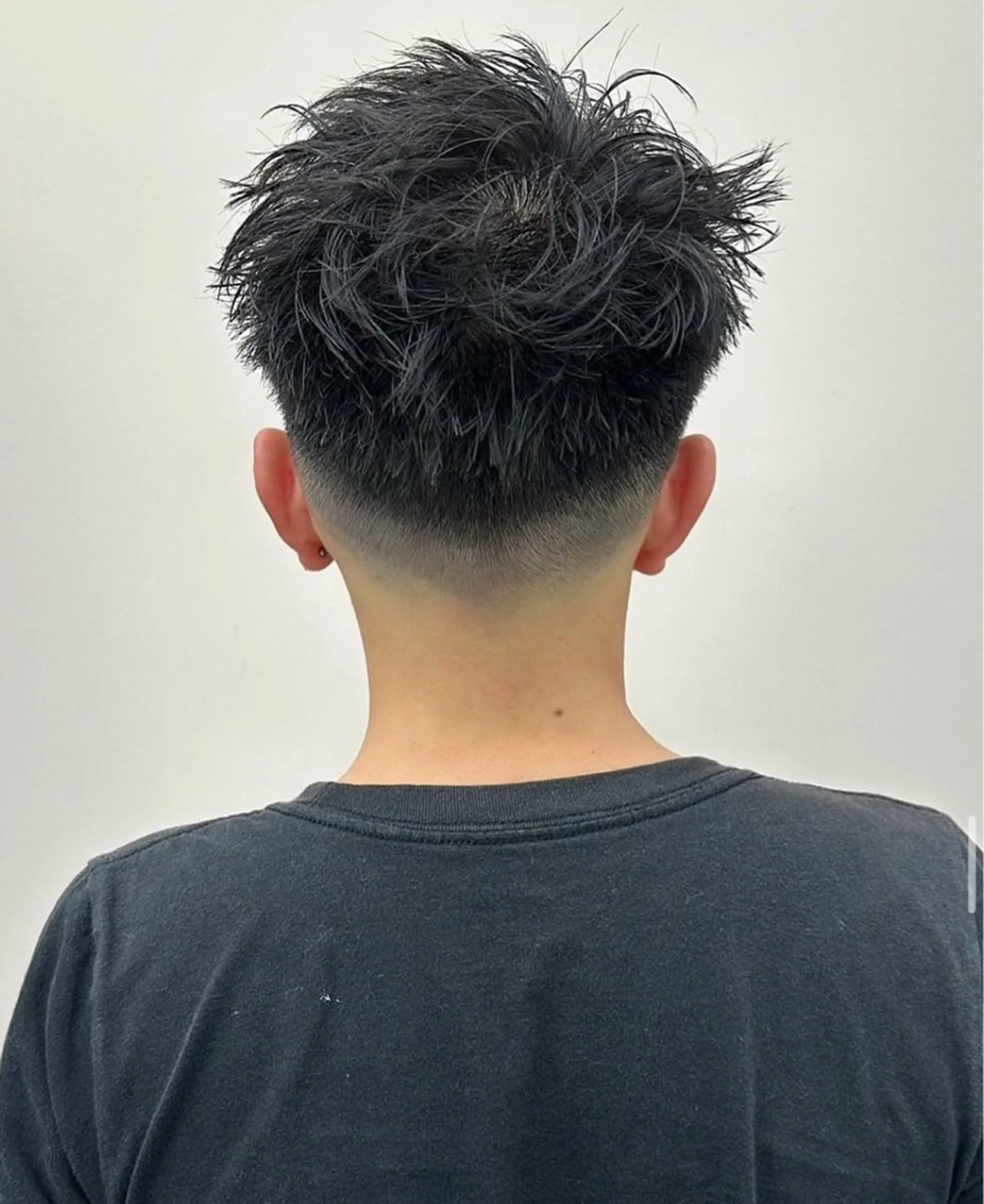 ショート パーマ メンズ フェードカット フェザーパーマ メンズパーマ メンズツイストパーマ 波巻きパーマ カット ヘッドスパ 網谷 萌夏のヘアスタイル