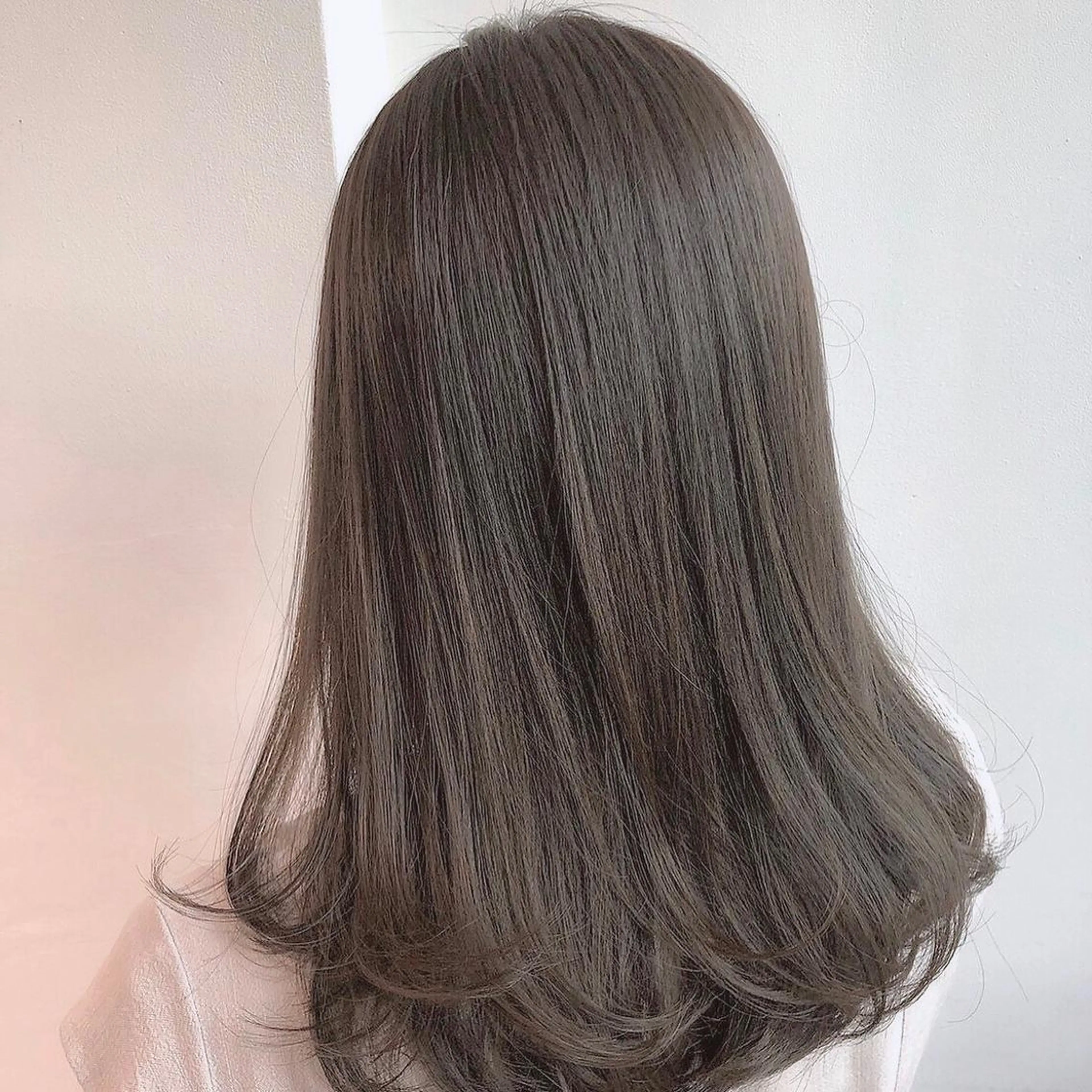 ミディアム カラー レイヤーカット 透明感カラーのヘアスタイル