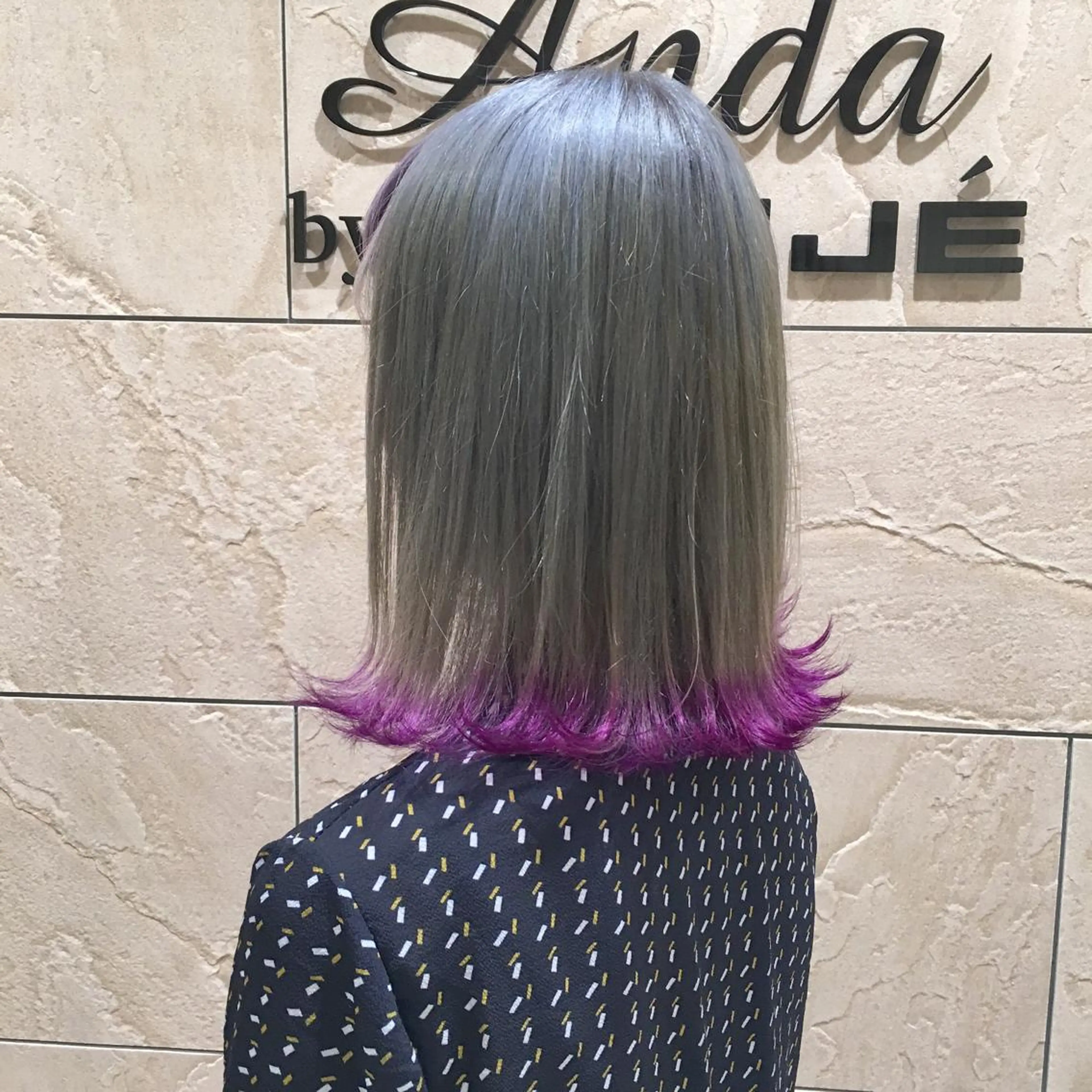 ミディアム カラー パーマ ヘアアレンジ パープルカラー シルバー ハイトーン特化🤍 浦住のヘアスタイル