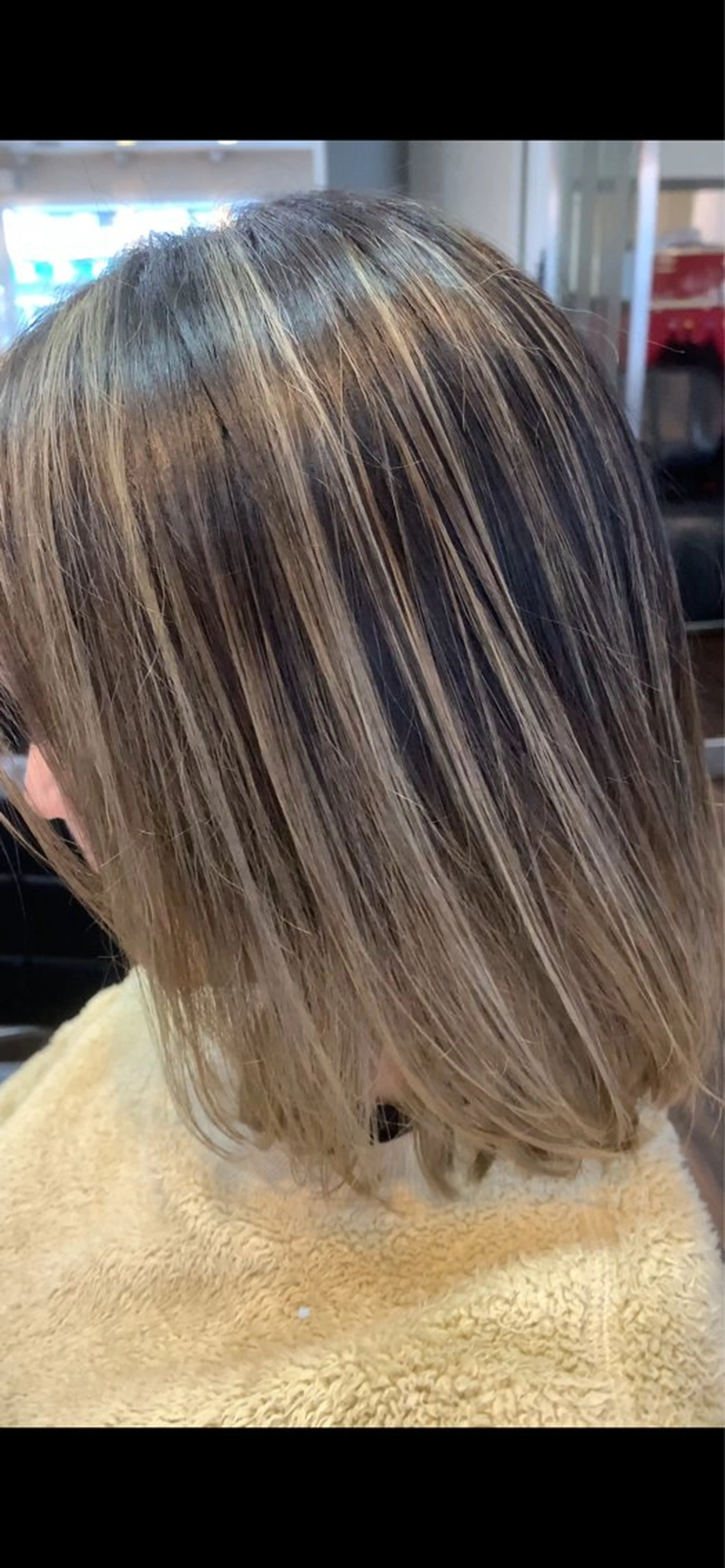 ミディアム カラー ボブレイヤー アッシュ バレイヤージュ ベージュカラー ボブ カット ヘアカラー 西尾 太郎のヘアスタイル