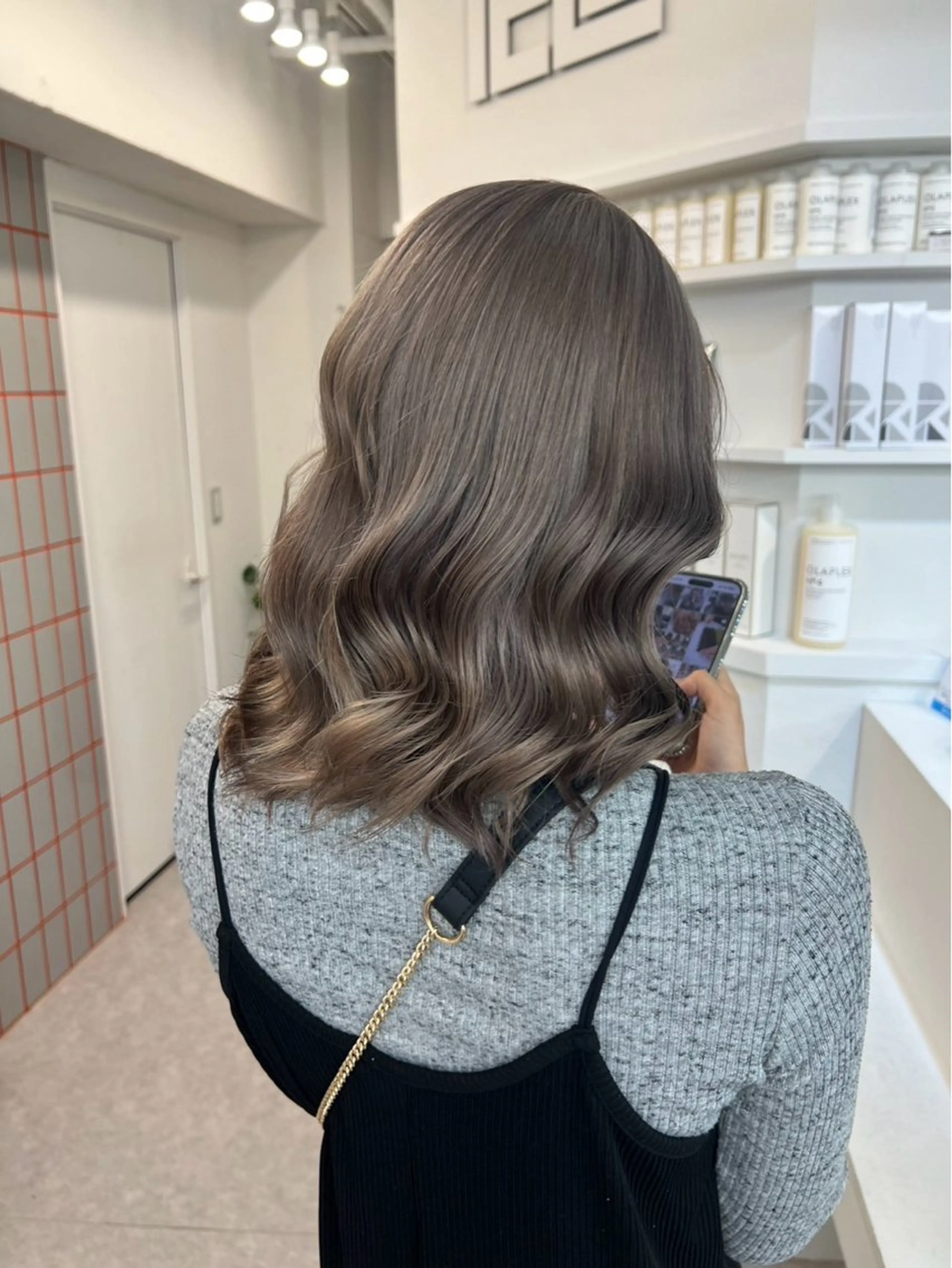 ミディアム カラー アッシュ ベージュカラー ブリーチ ブロンド ブロンドベージュ 💍透明感 💖艶ミルクティーのヘアスタイル