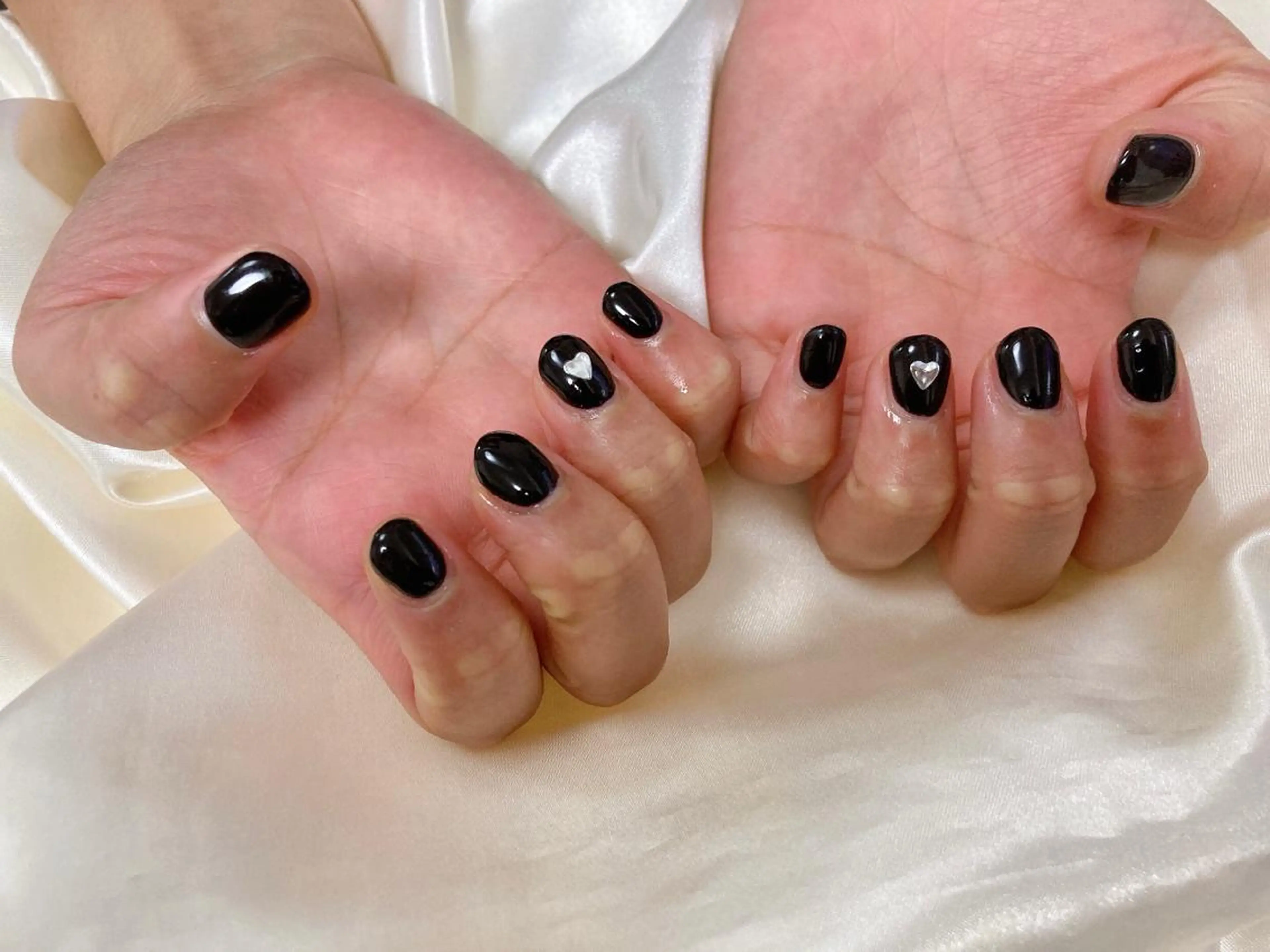 ネイル ハート ワンカラーネイル シルバー ハンドネイル mogunail &blowのネイルデザイン