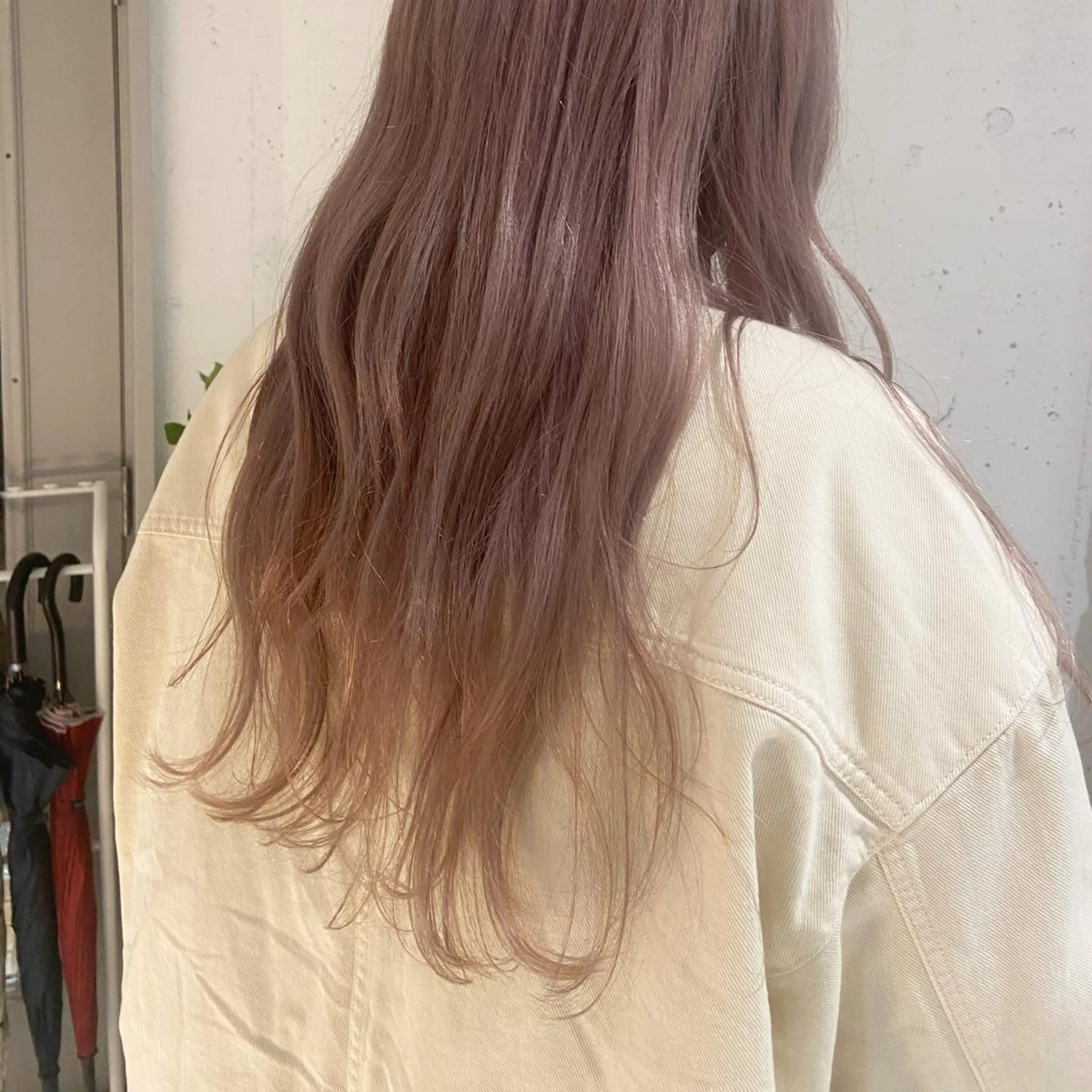 ロング カラー ベージュカラー ブリーチ ブロンド ケアブリーチ ダブルカラー カジュアルを女っぽく 𝗮𝘆𝗮𝗰𝗼のヘアスタイル