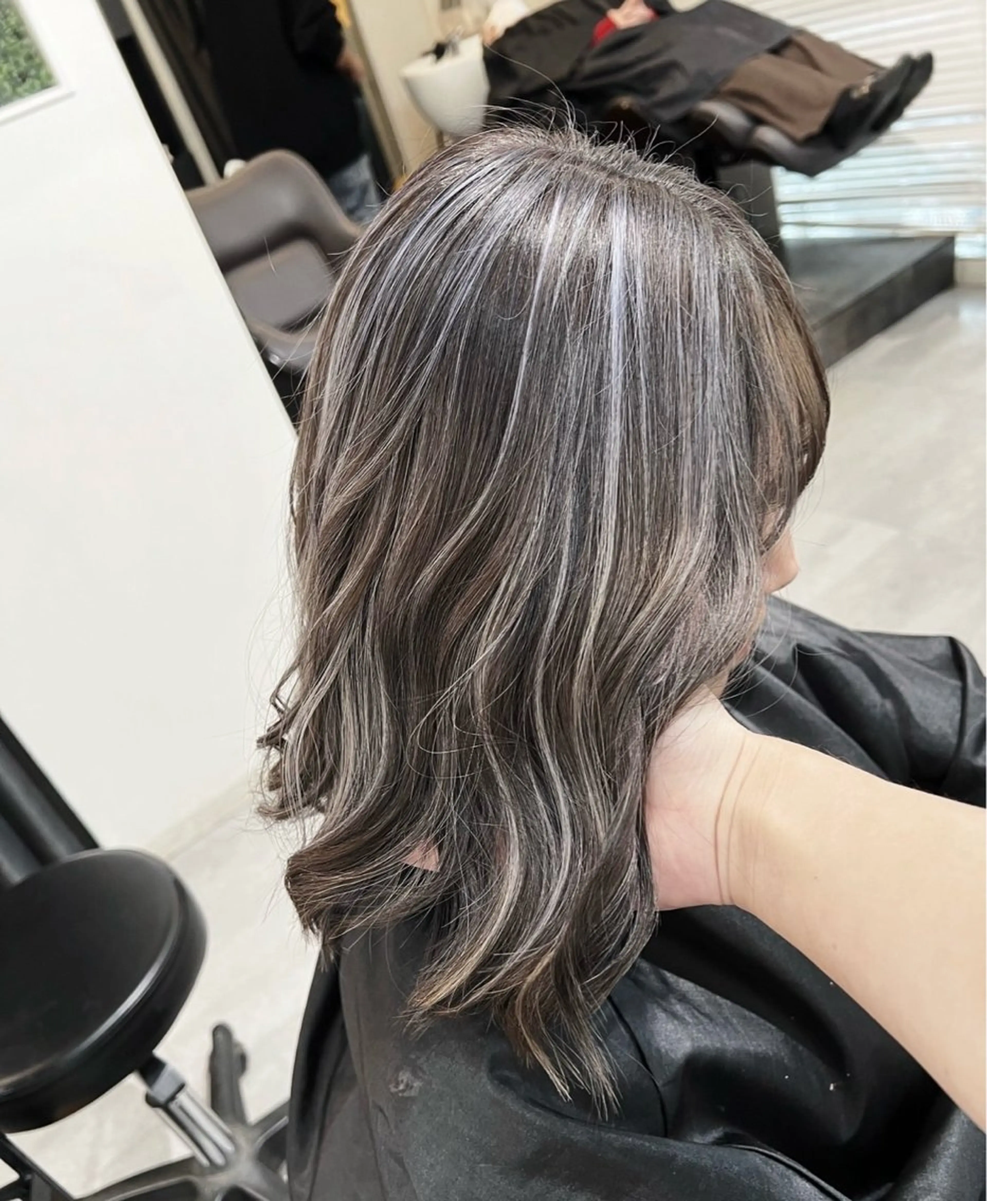 ミディアム カラー ダークグレー ダークグレージュ グレージュ ハイライトカラー ハイライト カット ヘアカラー トリートメント 指名数No.1 /NAOYAのヘアスタイル