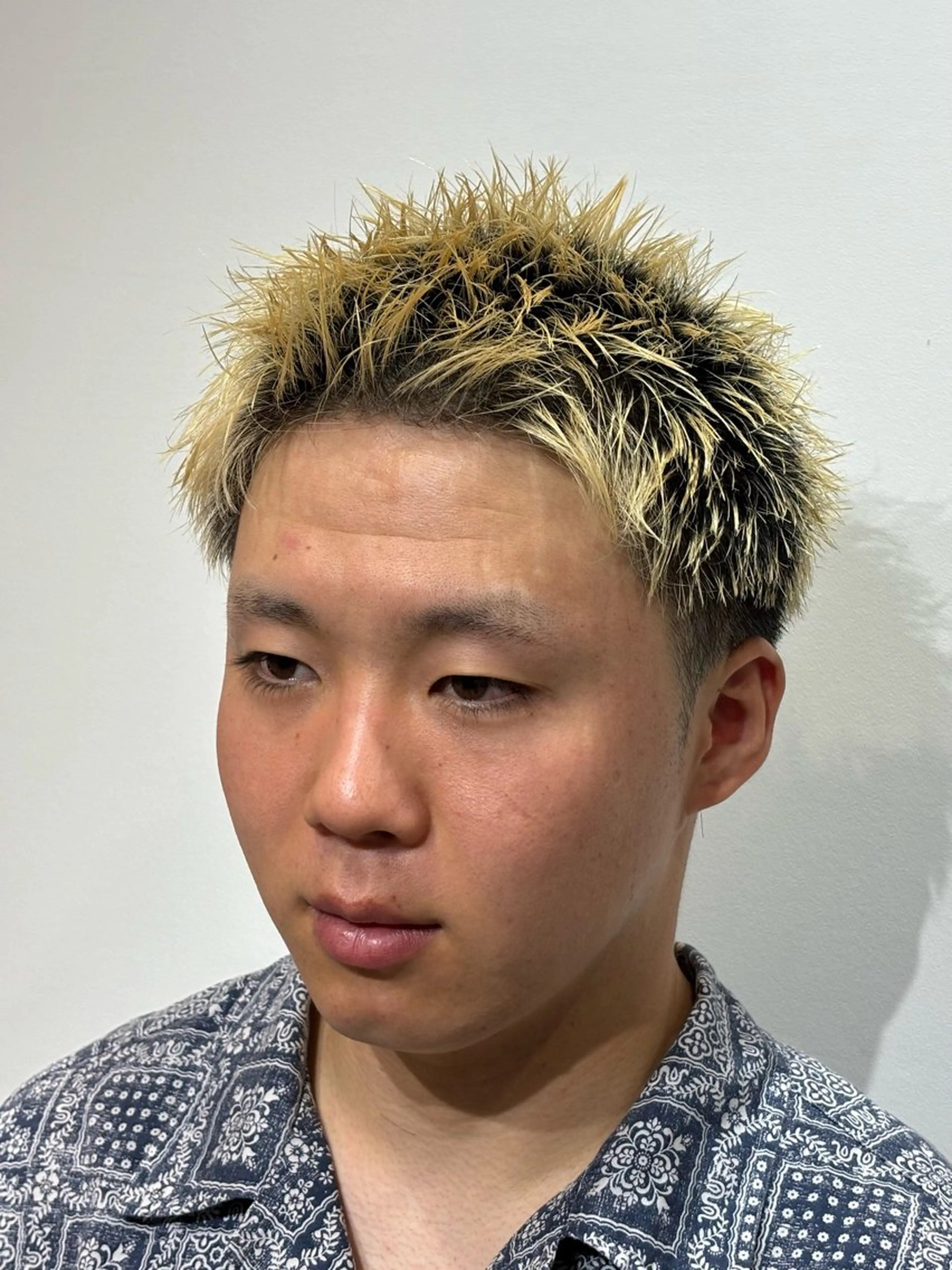 ショート カラー メンズ メンズハイトーン メンズショート スパイキーショート メンズベリーショート ベリーショート カット ヘアカラー トリートメント 【店長】メンズ職人 短髪　ハイトーン🔥のヘアスタイル