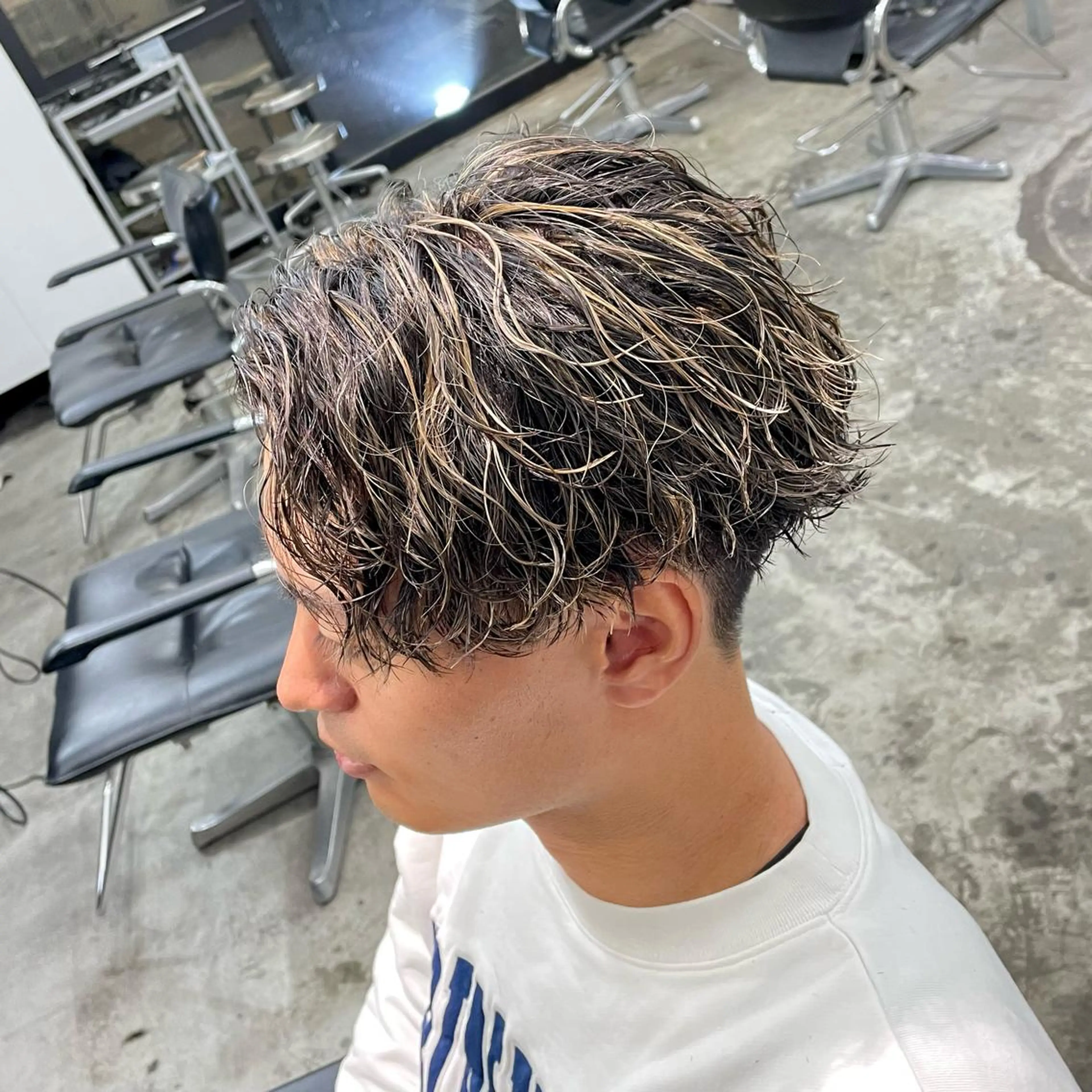 ショート カラー パーマ メンズ センターパート メンズハイライト ハイライトカラー ハイライト カット ヘアカラー パーマ メンズ特化美容師/ 藤戸 椋のヘアスタイル