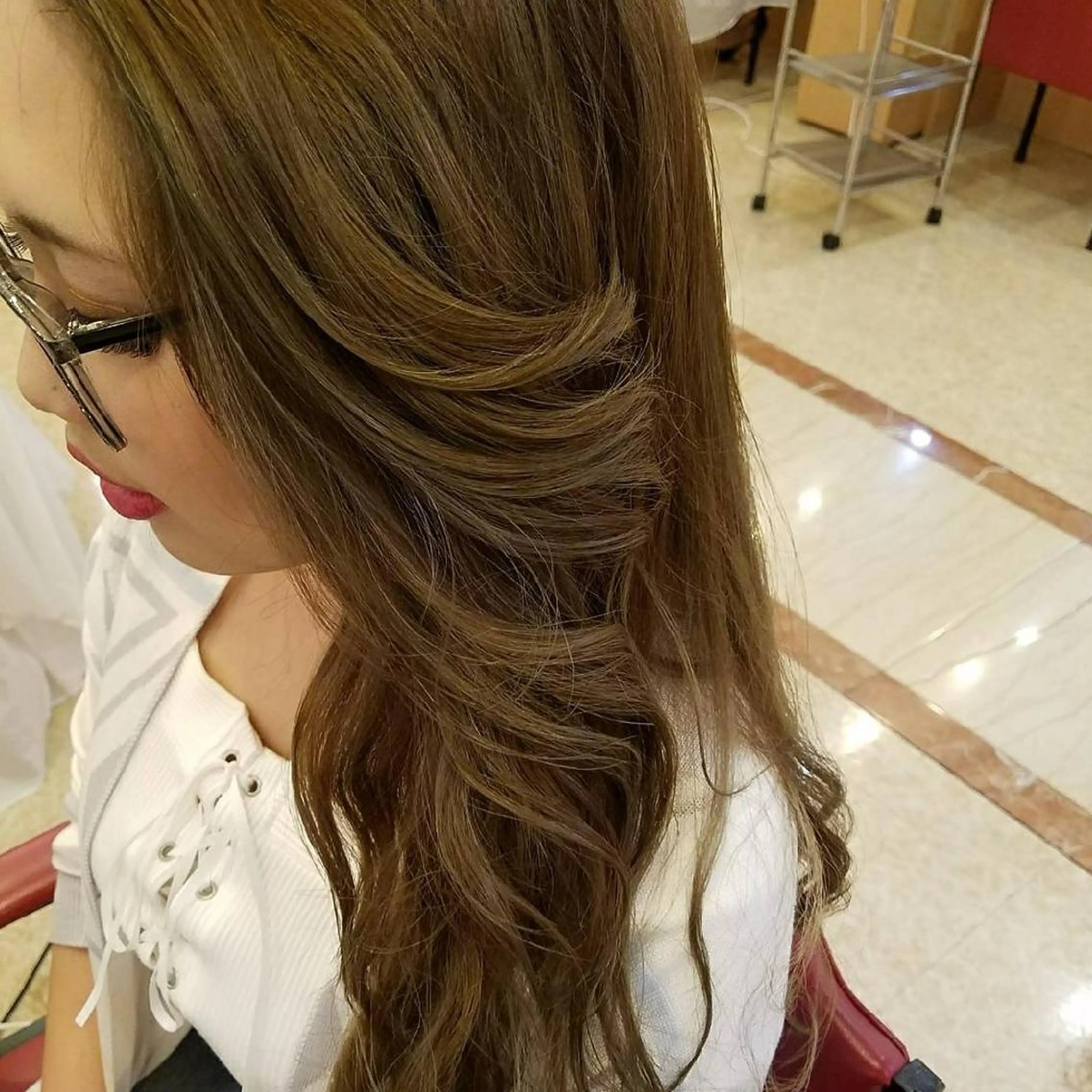 ロング カラー ベージュカラー グレージュ 美谷添（ミヤゾエ） まどか大人ヘアサロンのヘアスタイル