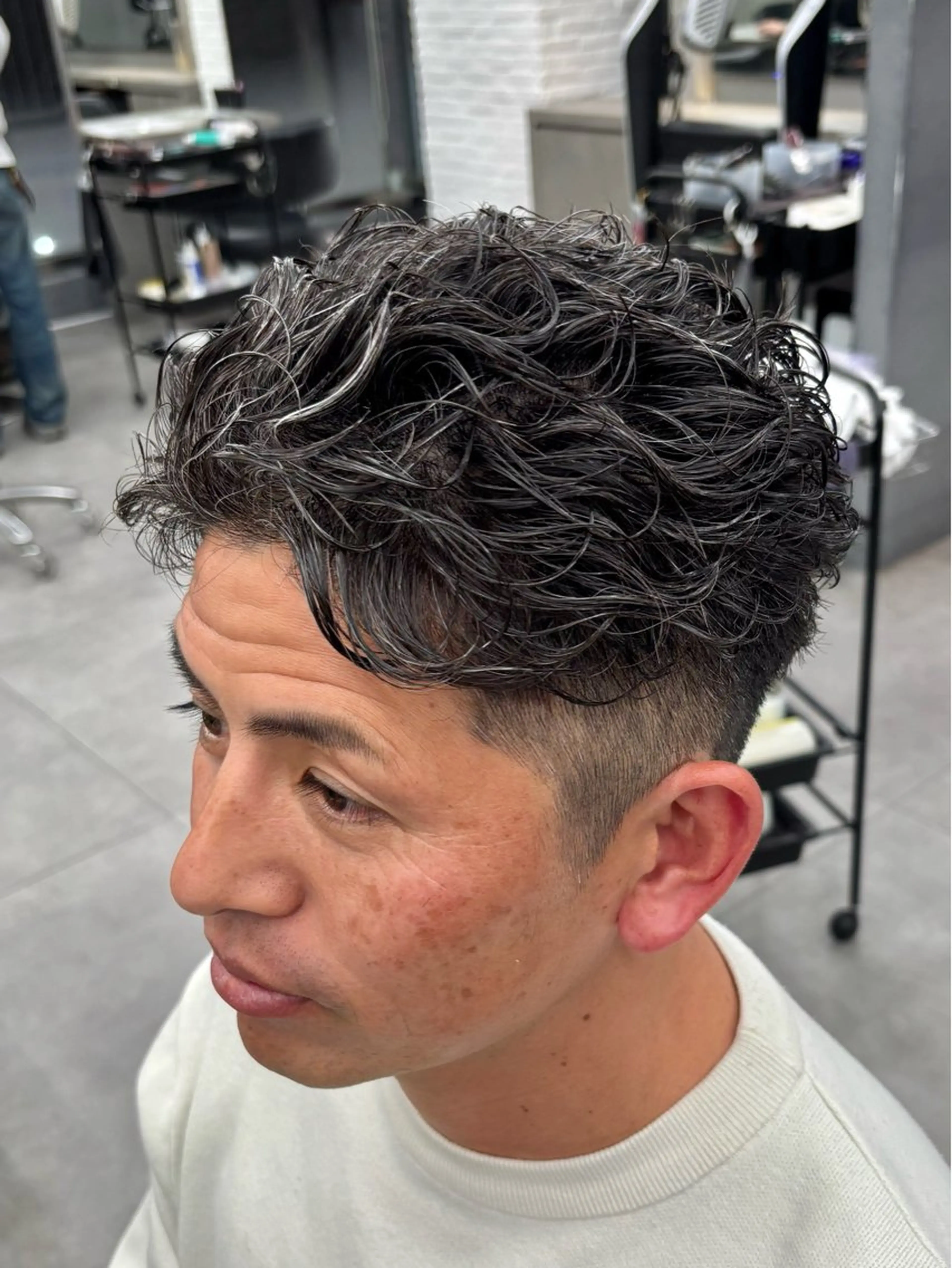 パーマ メンズ フェードカット メンズパーマ カット パーマ 【ØVARL】🦁 メンズパーマ/レオのヘアスタイル