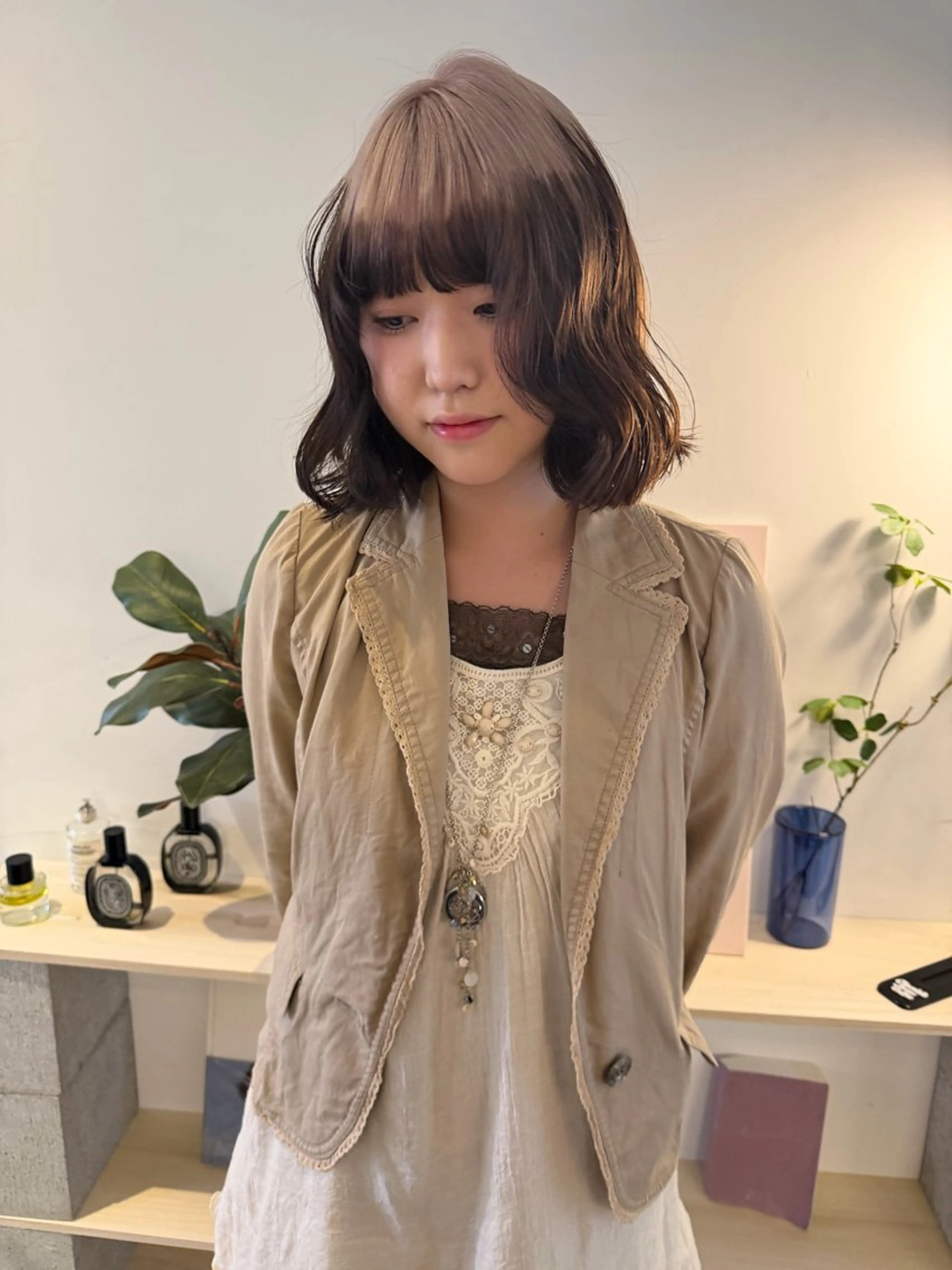 ショート カラー ベージュカラー ブリーチ ブロンド ケアブリーチ デザインカラー カット ヘアカラー トリートメント MIU/ルーツカラー 顔まわりレイヤーのヘアスタイル