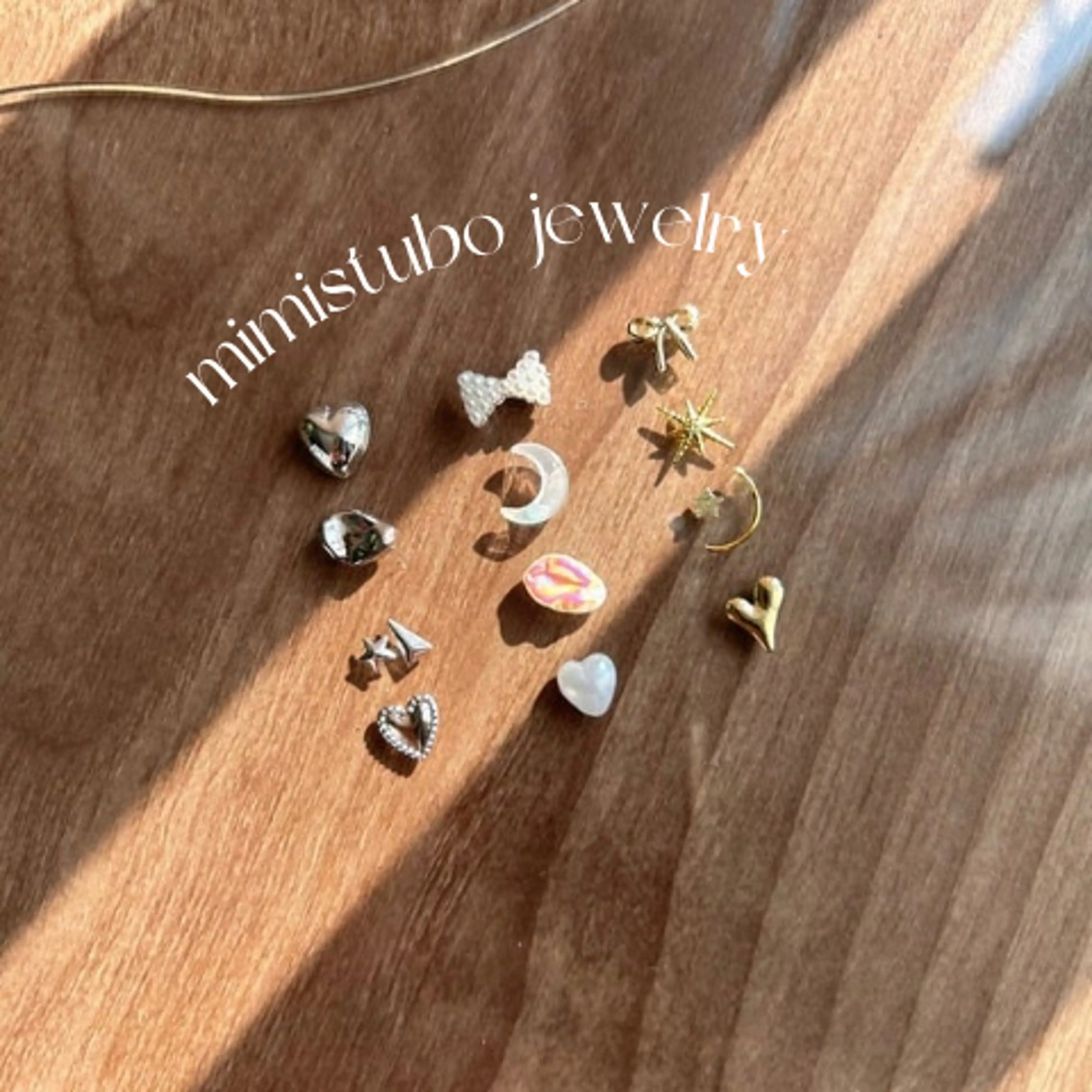 SNSで話題沸騰中✨4月3名様限定⭐️耳ツボジュエリー👂🏻💎10粒(片耳5粒)の写真