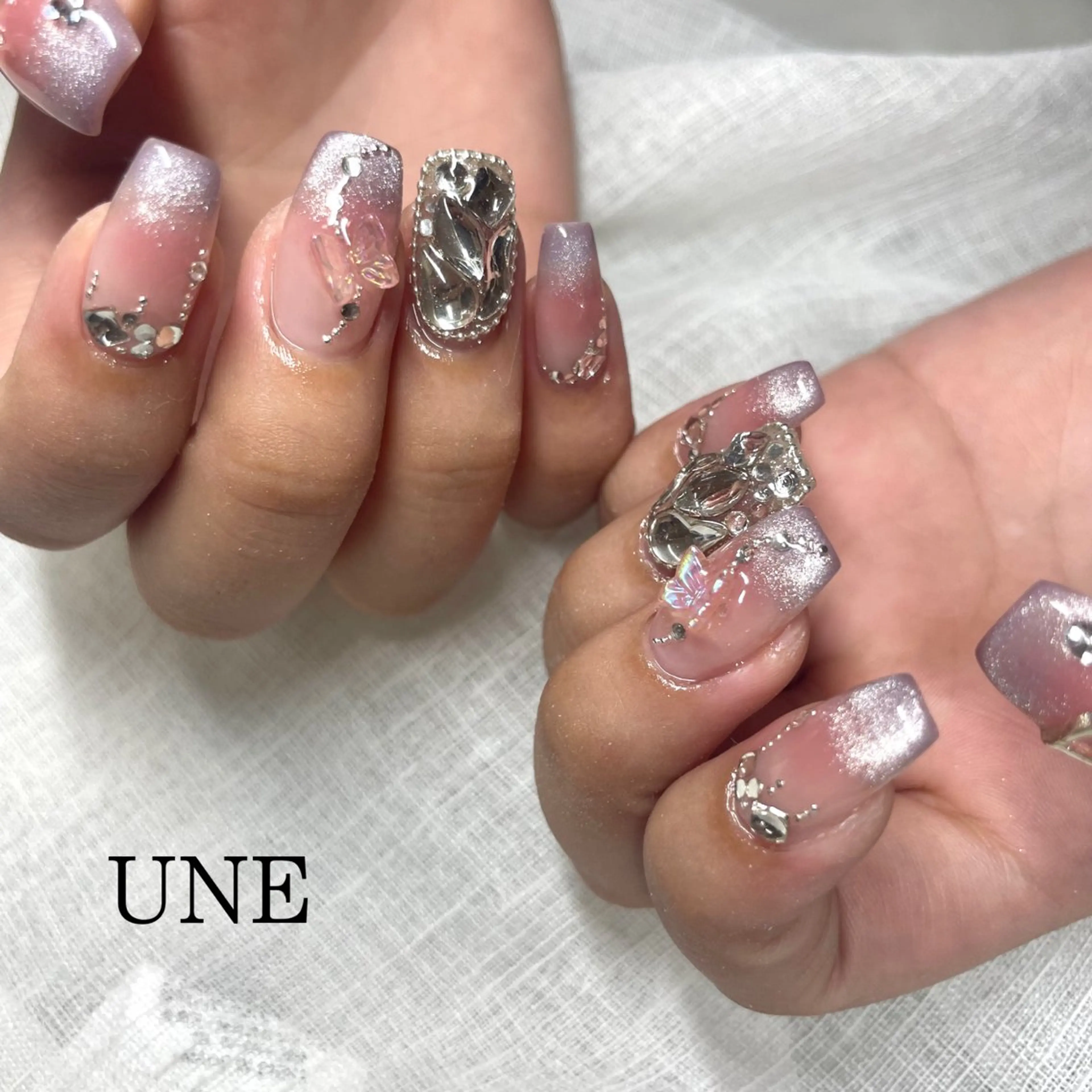 ネイル チークネイル キラキラネイル マグネットネイル ワンホンネイル UNE.【ユヌ】 Jr.NANAのネイルデザイン