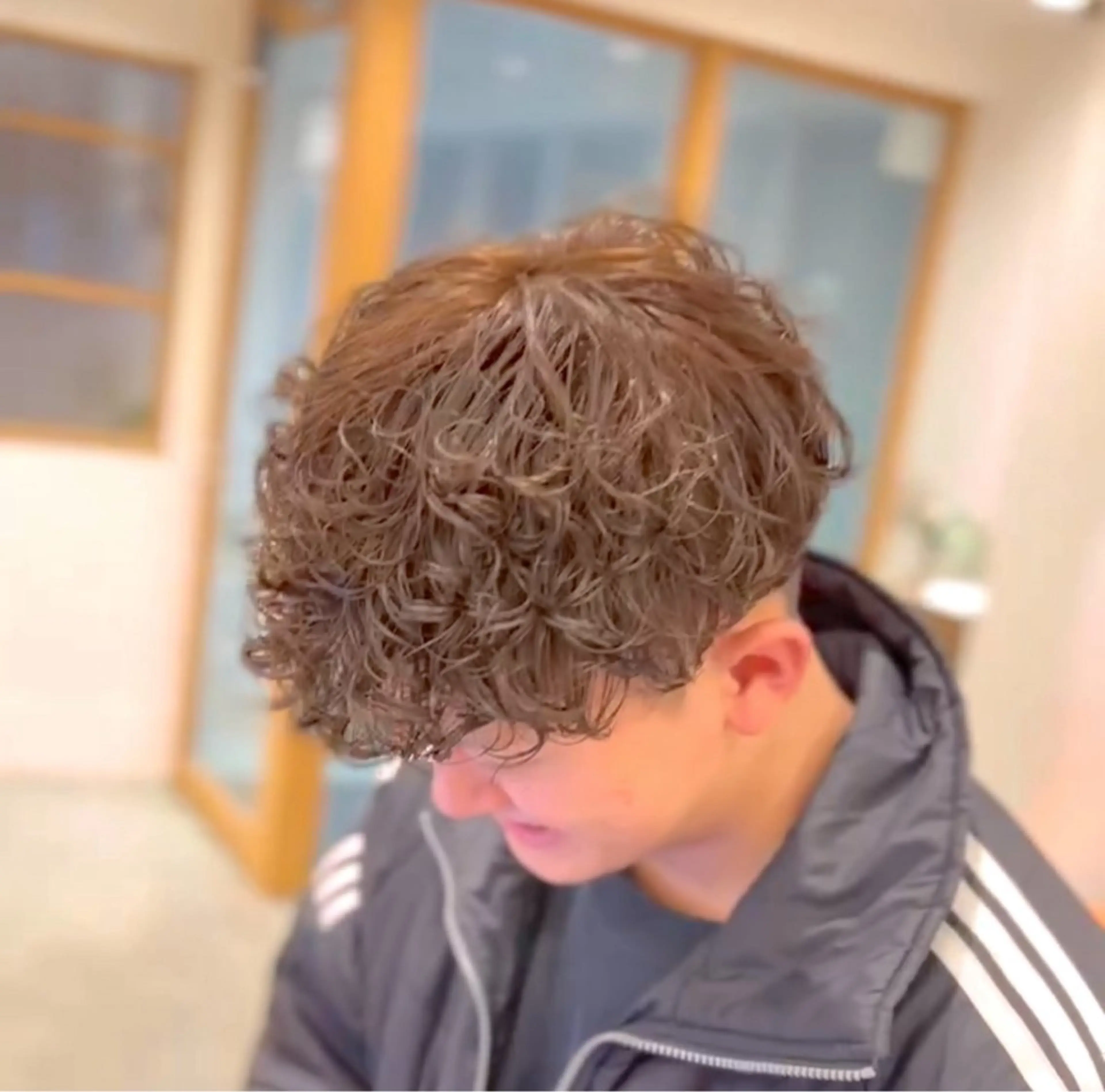 メンズカット＋絶妙な立体感がキモ！外国人風パーマでおしゃれ度アップ✨🧑‍🦱👨‍🦱の写真