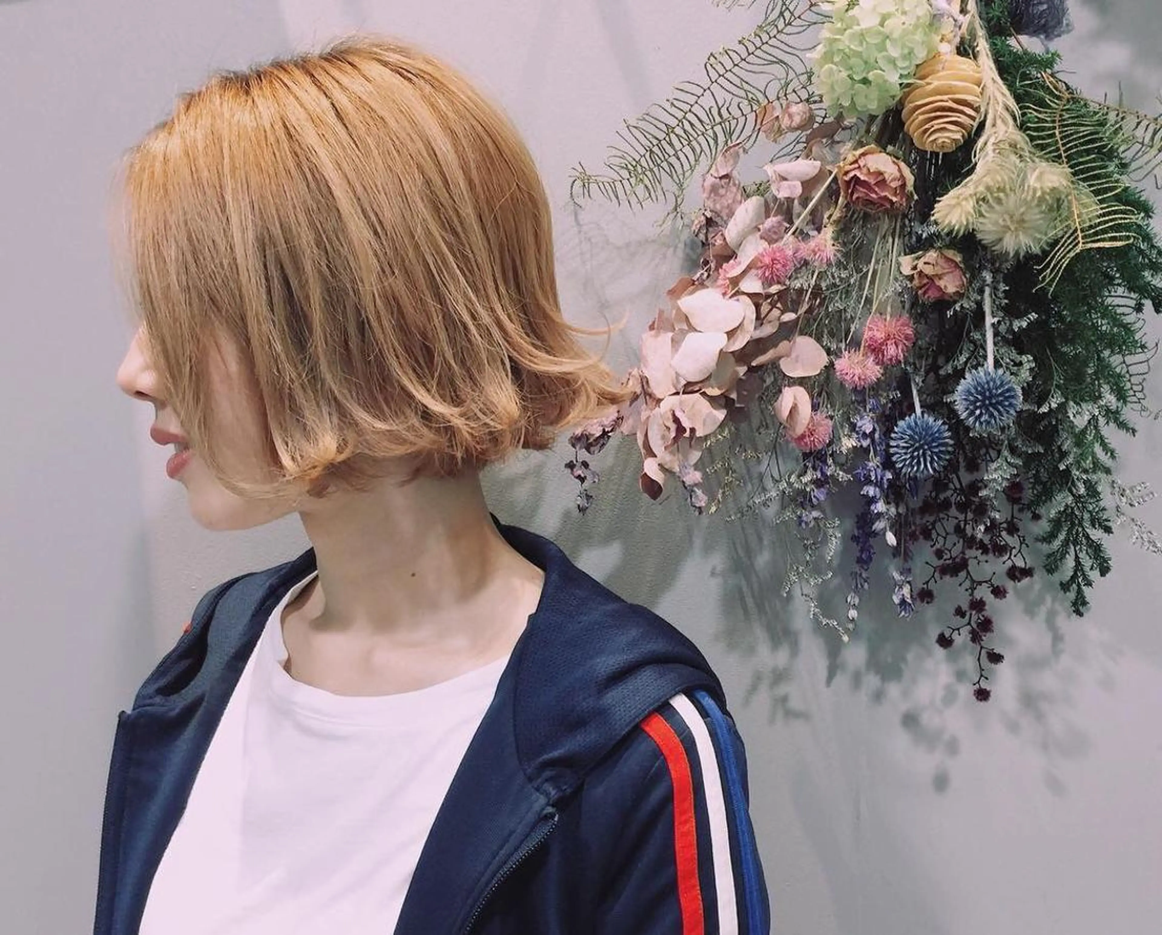 ショート カラー ハイトーンカラー ボブ 外ハネヘア VIRETTA 【ヴィレッタ】のヘアスタイル