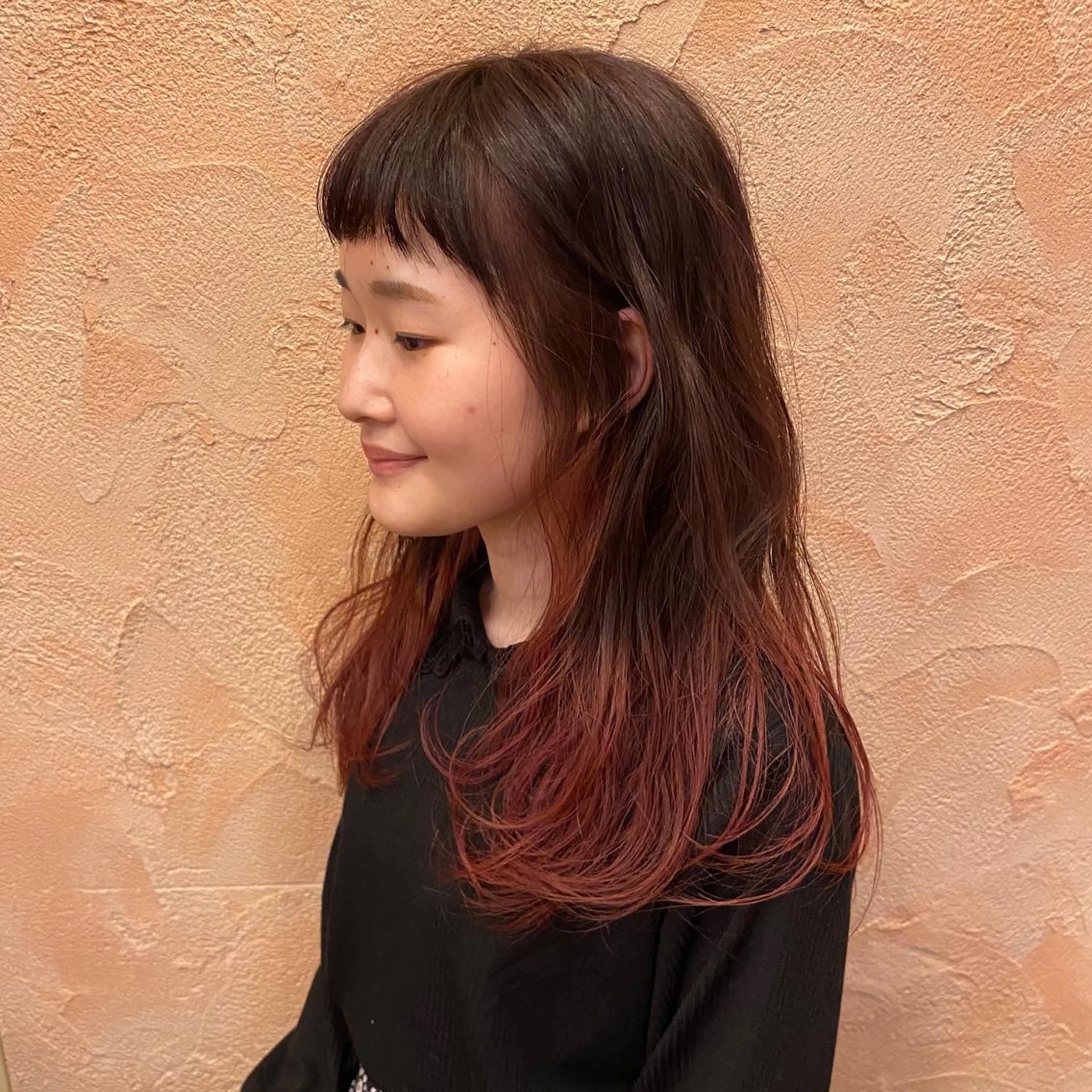 ロング カラー ヘアアレンジ ブリーチ グラデーションカラー ピンクカラー レッドカラー ロング 香取 里実のヘアスタイル