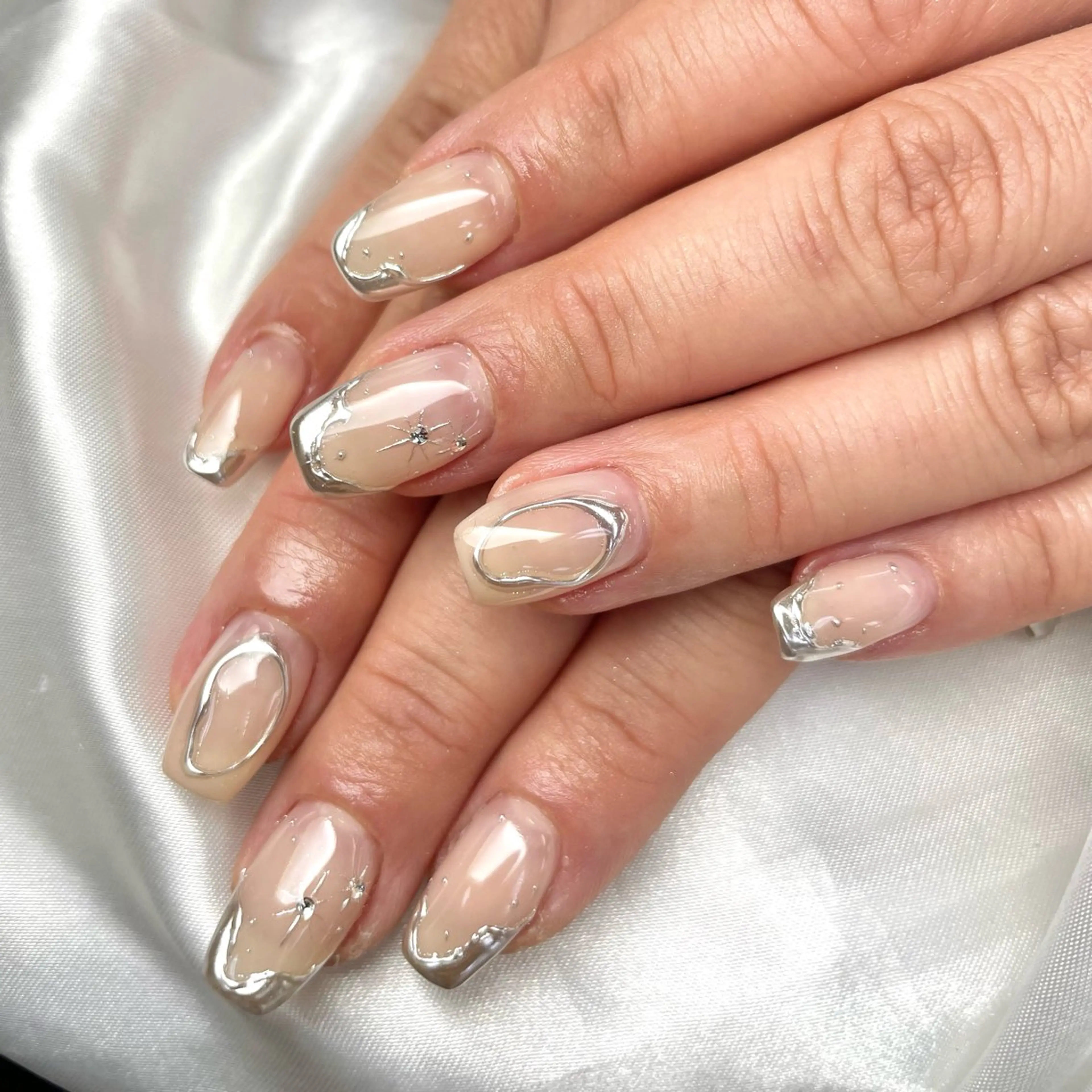 ネイル フレンチネイル ミラーネイル 持ち込み ニュアンスネイル シルバー ハンドネイル Bianca美浜店 Hanaのネイルデザイン