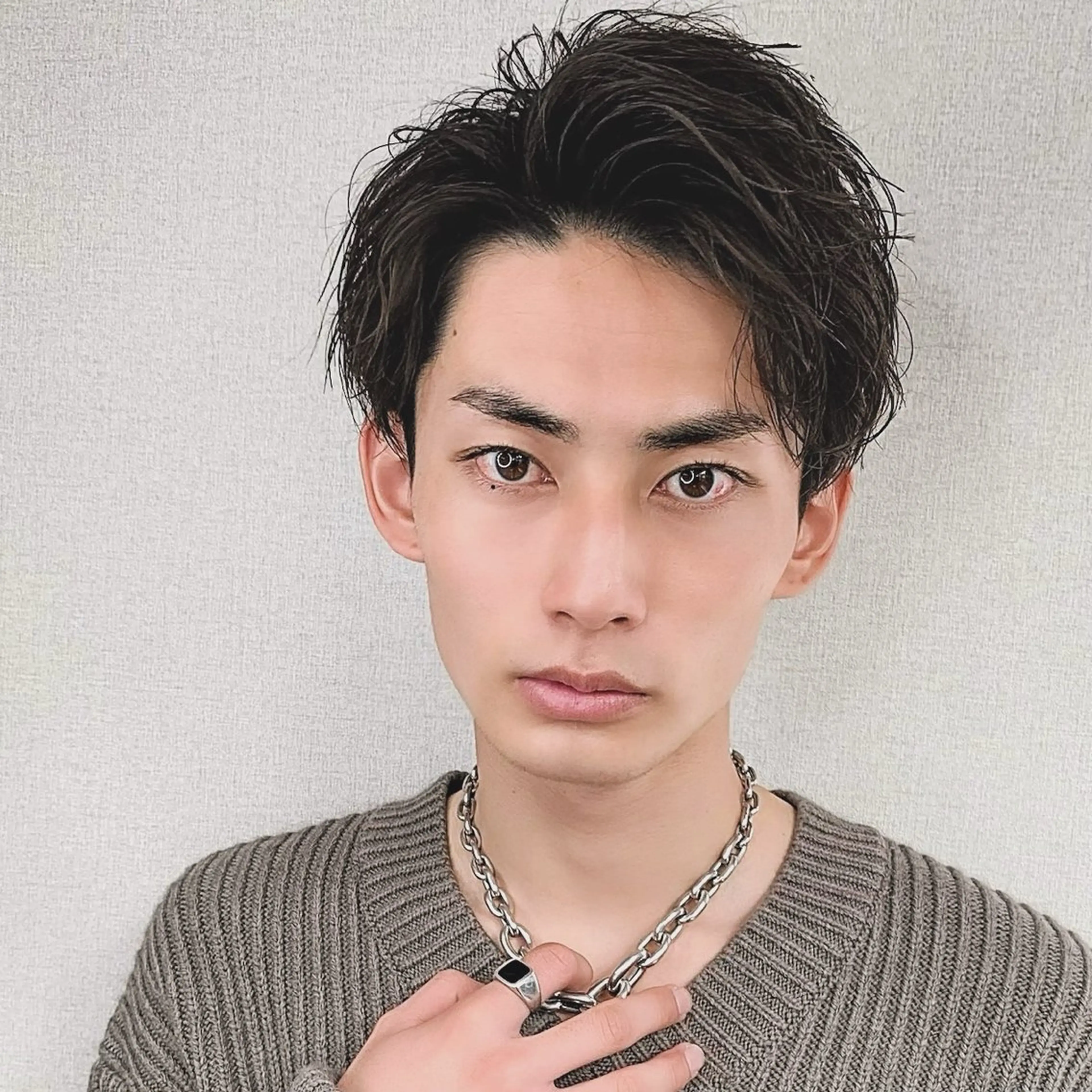 メンズ センターパート コンマヘア メンズデザインカット ダウンパーマ フェザーパーマ カット パーマ シャドウ/フェザー ニュアンスヘアメンズのヘアスタイル