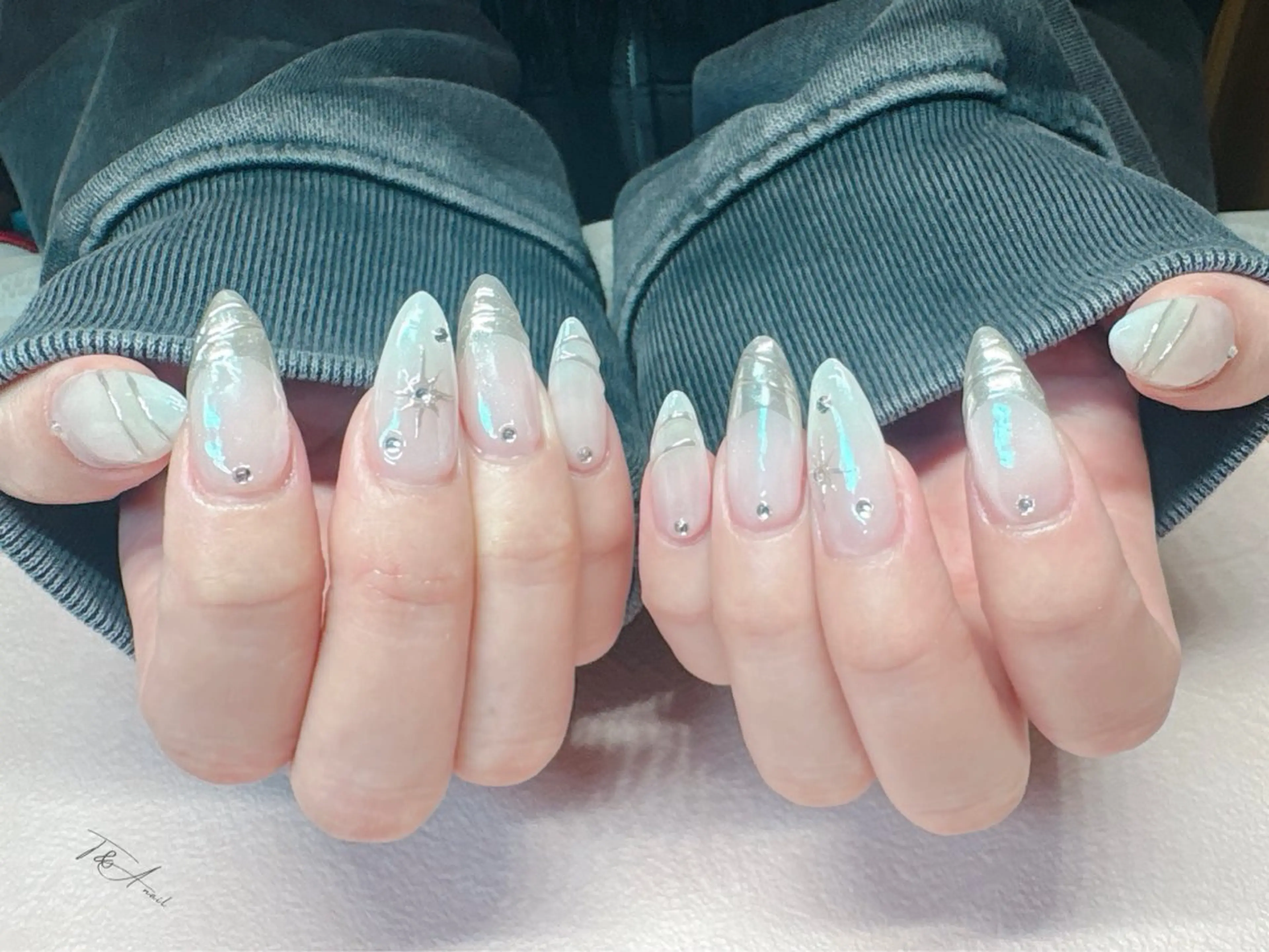 ネイル ジェルネイル キラキラネイル オフィスネイル スカルプネイル ホワイト ハンドネイル T&A nailのネイルデザイン