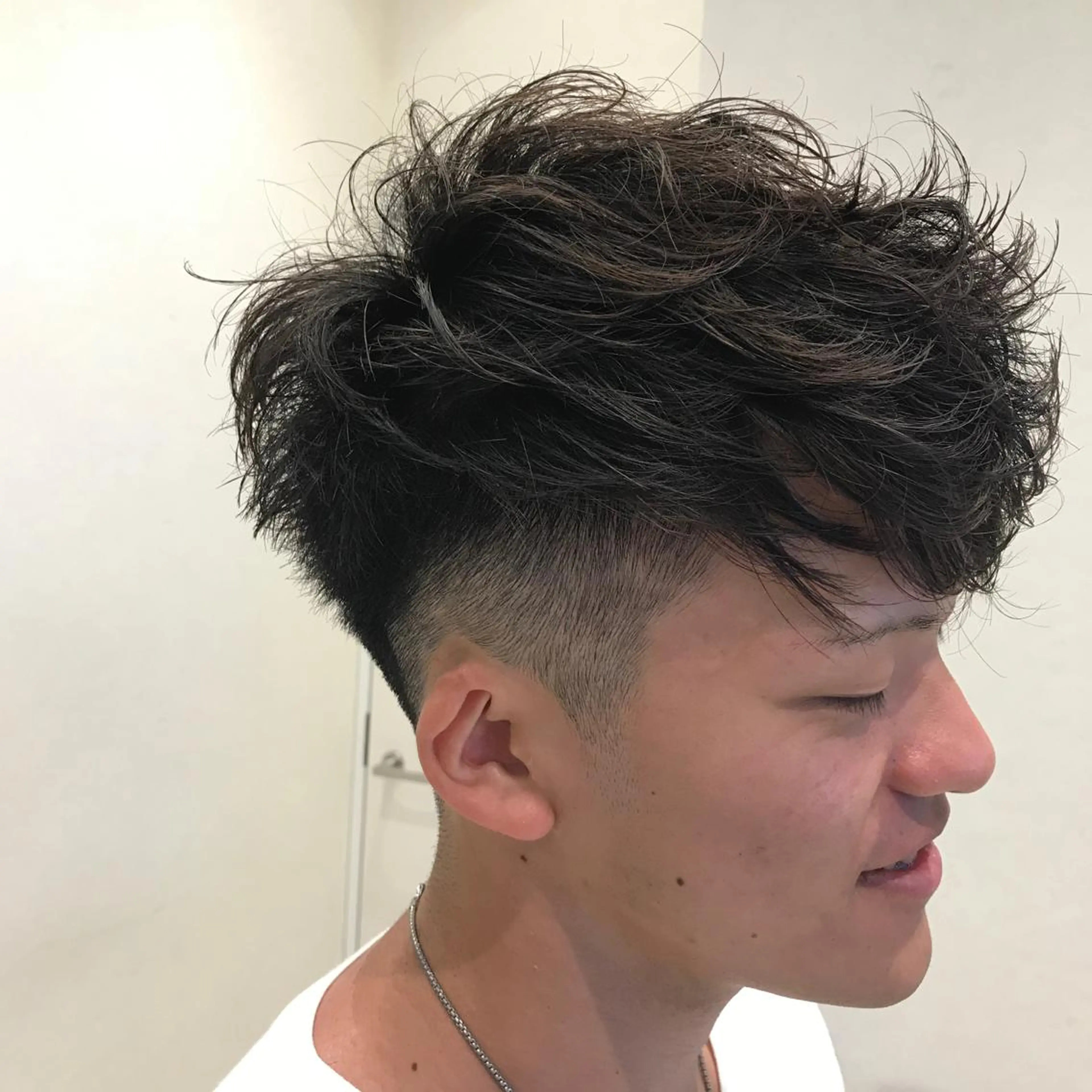 ショート カラー パーマ メンズ フェードカット 刈り上げ 外国人風カラー ショートヘア Vir by browのヘアスタイル