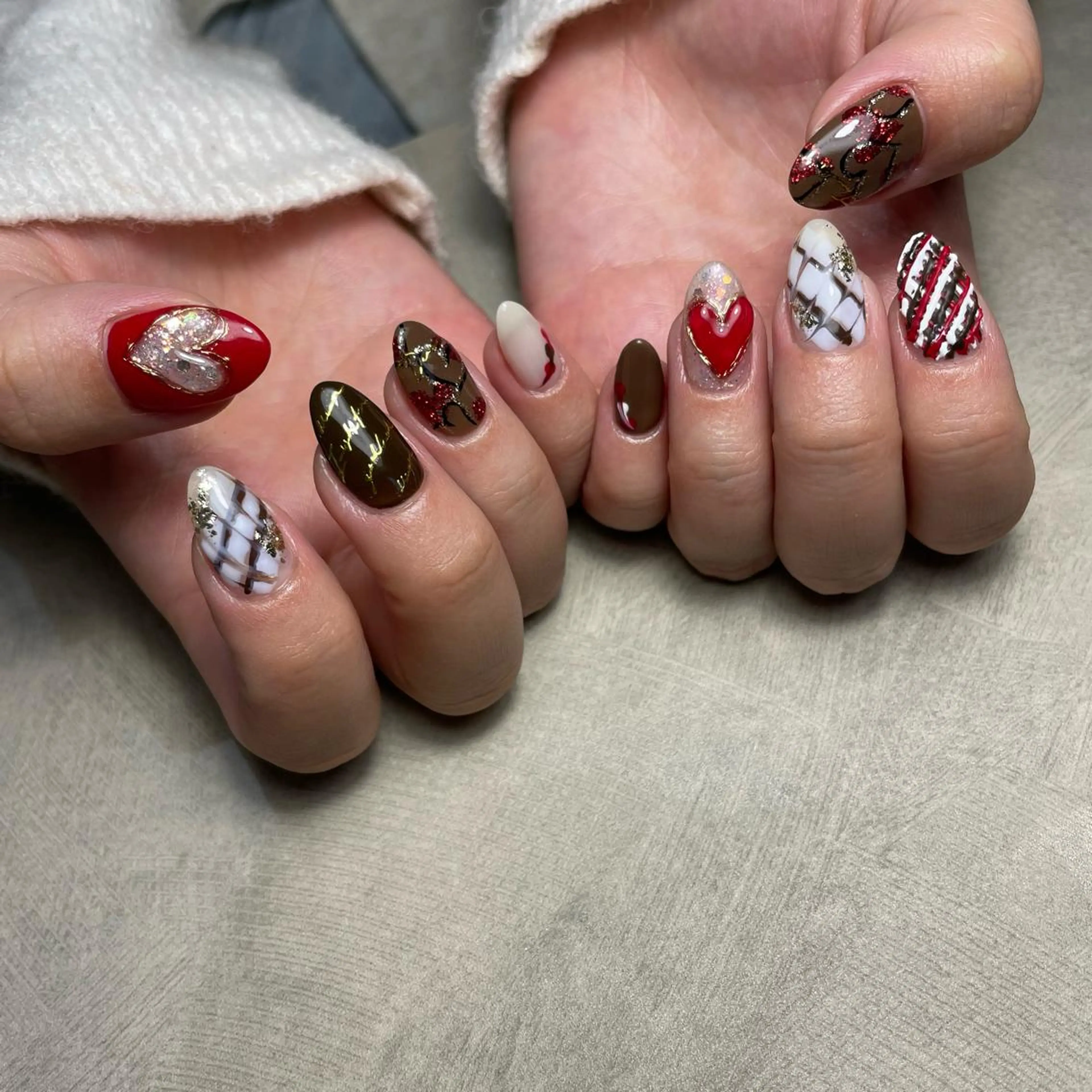 ネイル フレンチネイル ガラスフレンチ ラメ(グリッター) ニュアンスネイル シルバー ハンドネイル upala Mayukoのネイルデザイン