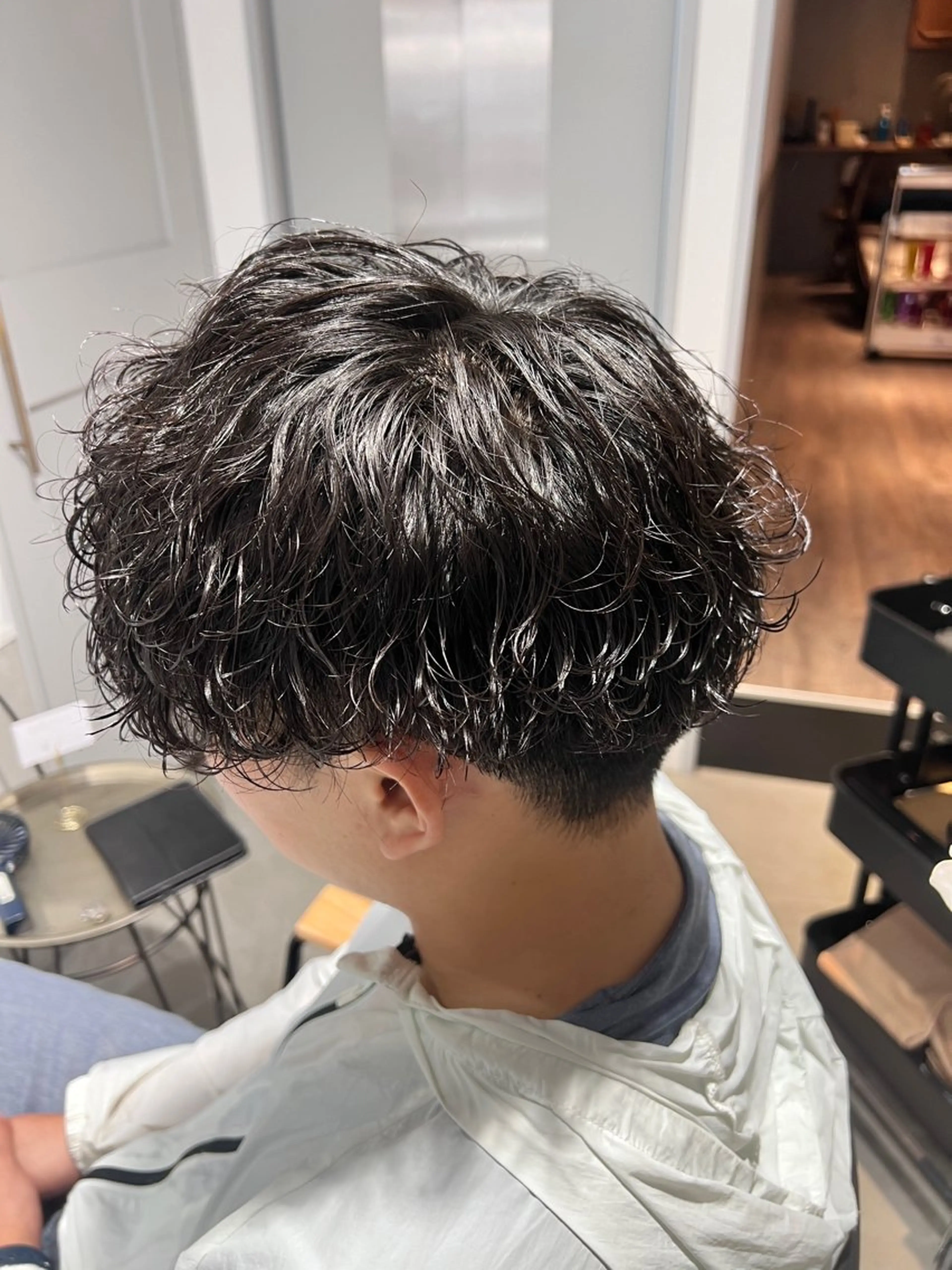 ミディアム パーマ メンズ センターパート 波巻きパーマ カット パーマ メンズカットパーマ ✂️ JOYAのヘアスタイル