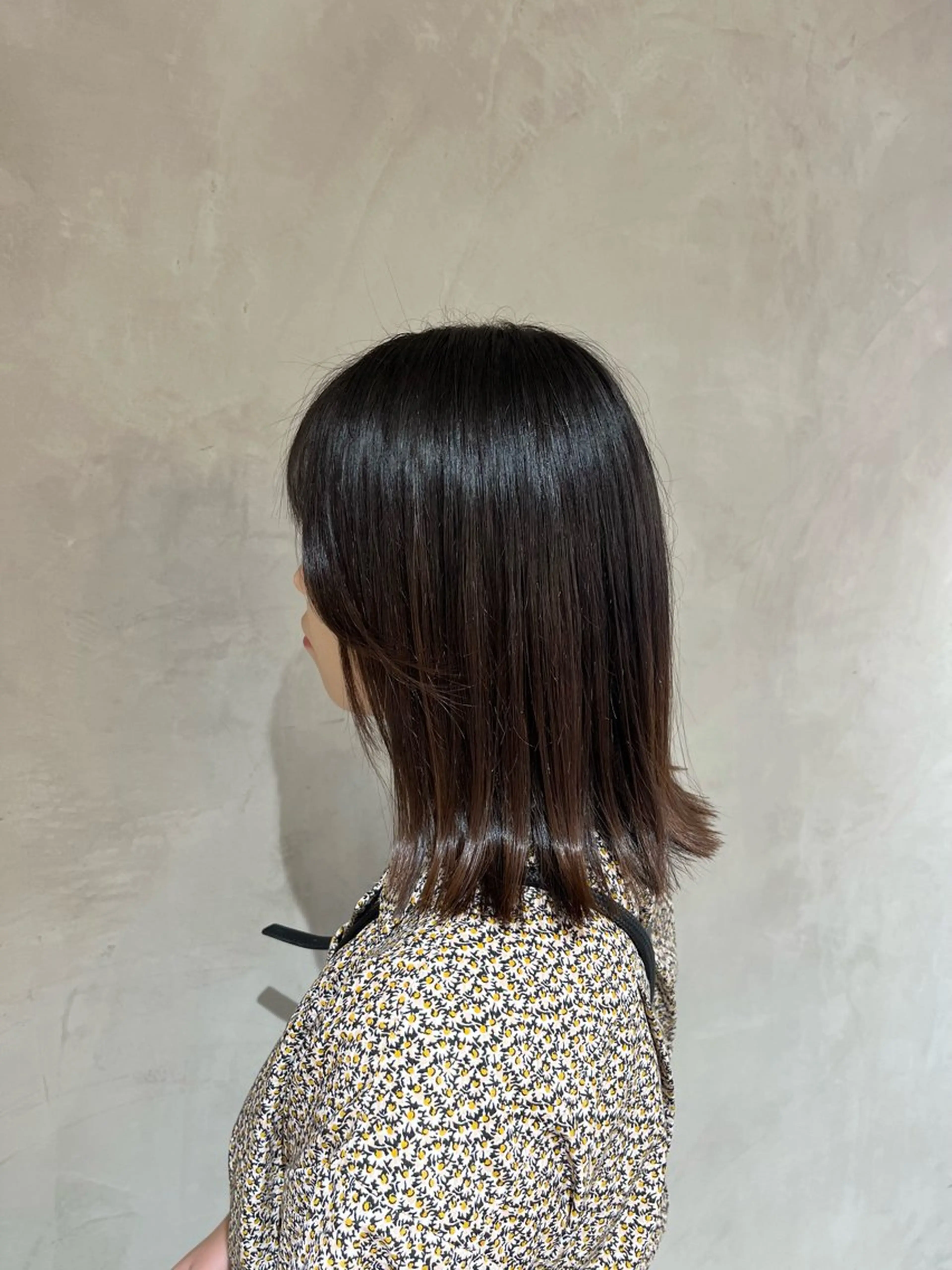 ミディアム カット 縮毛矯正 トリートメント 切りっぱなしボブ/ 艶カラー/綾莉のヘアスタイル