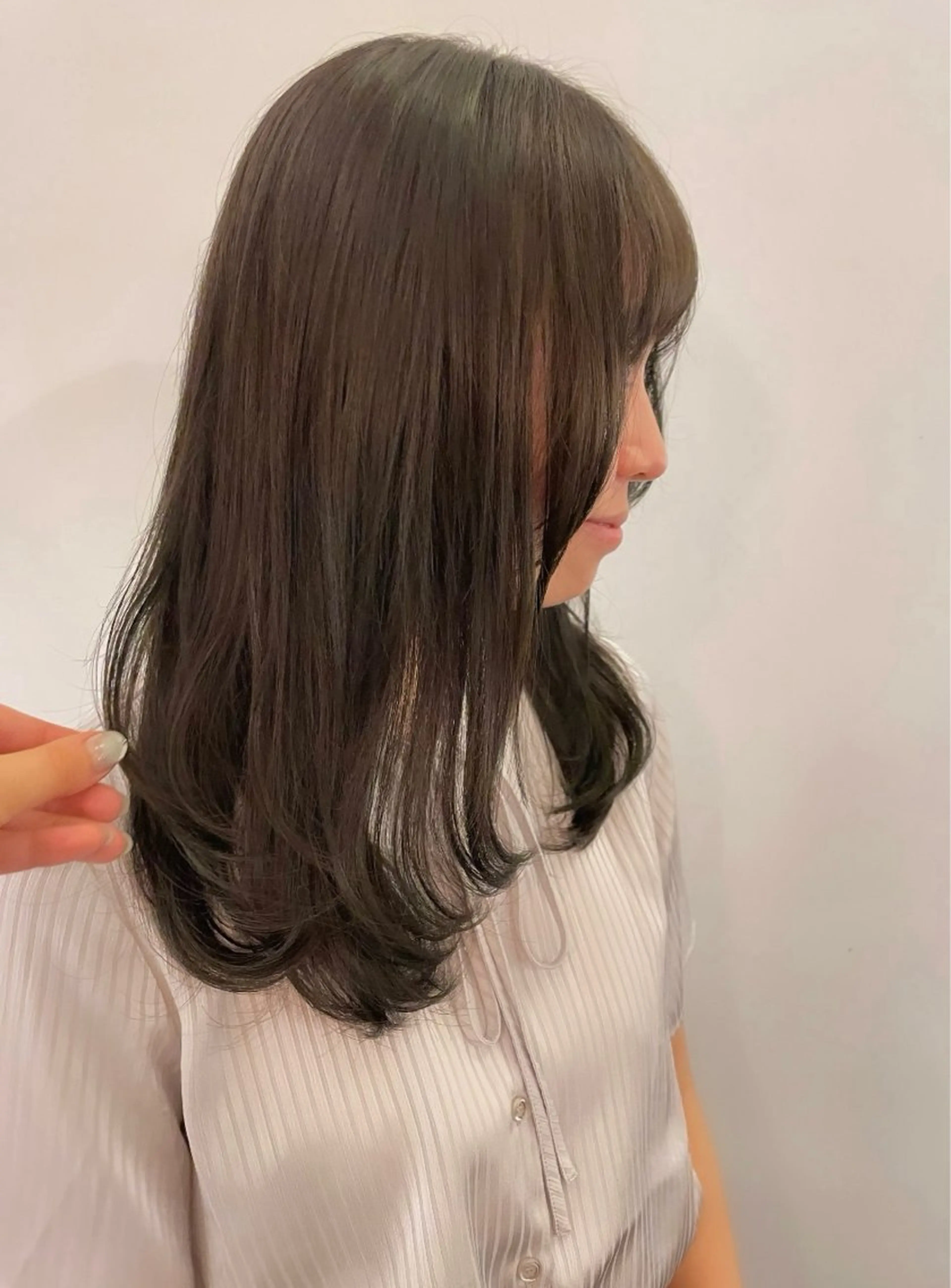 セミロング カラー ベージュカラー オリーブベージュ レイヤーカット 韓国ナチュラル・ ベージュ/落合夏希のヘアスタイル
