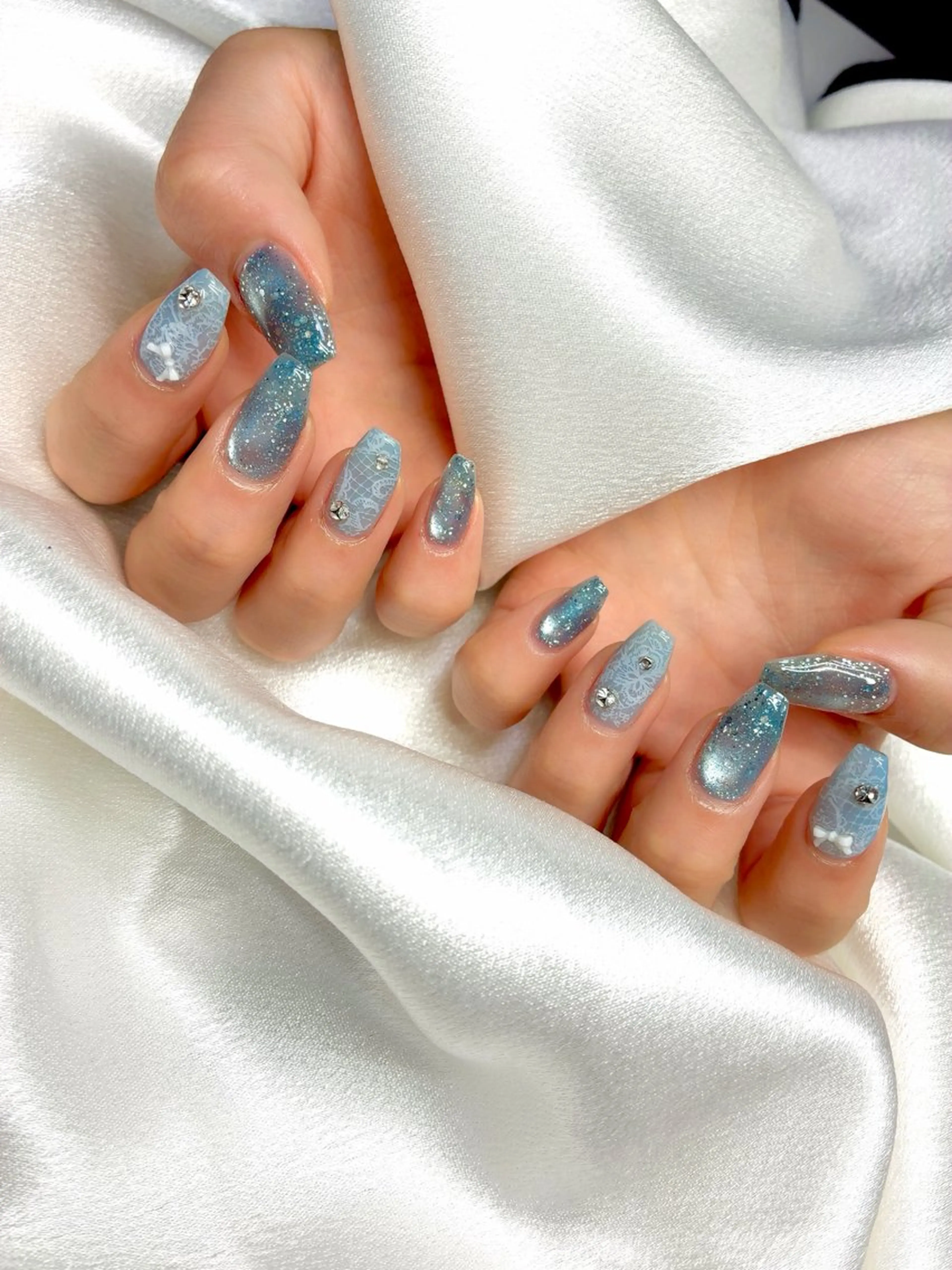 ネイル ブルー キラキラネイル レース マグネットネイル ハンドネイル Nail salon BeBeのネイルデザイン