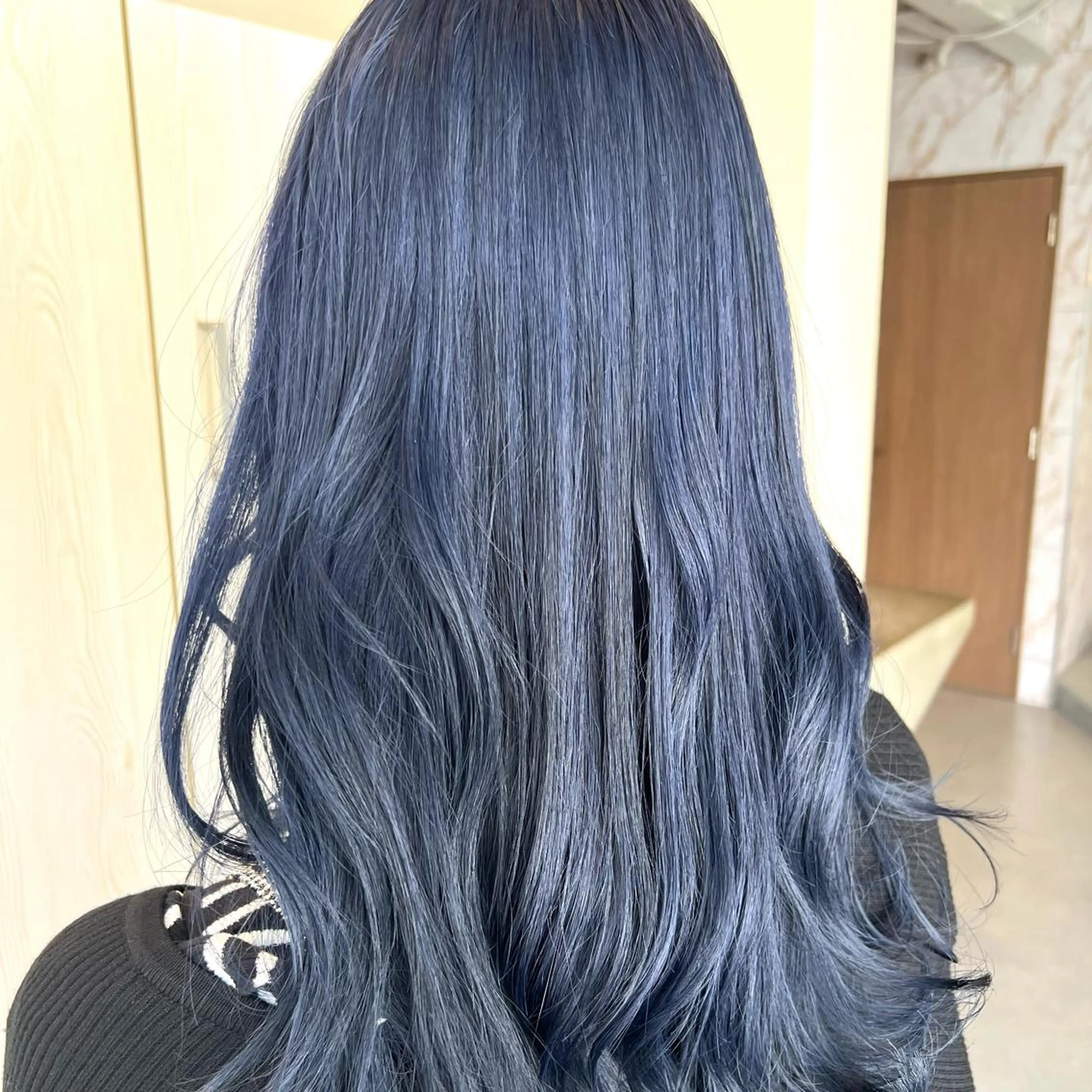 セミロング カラー 黒髪 ブリーチ ブルーカラー ブルーブラック ネイビーカラー ヘアカラー 王子田 隼のヘアスタイル