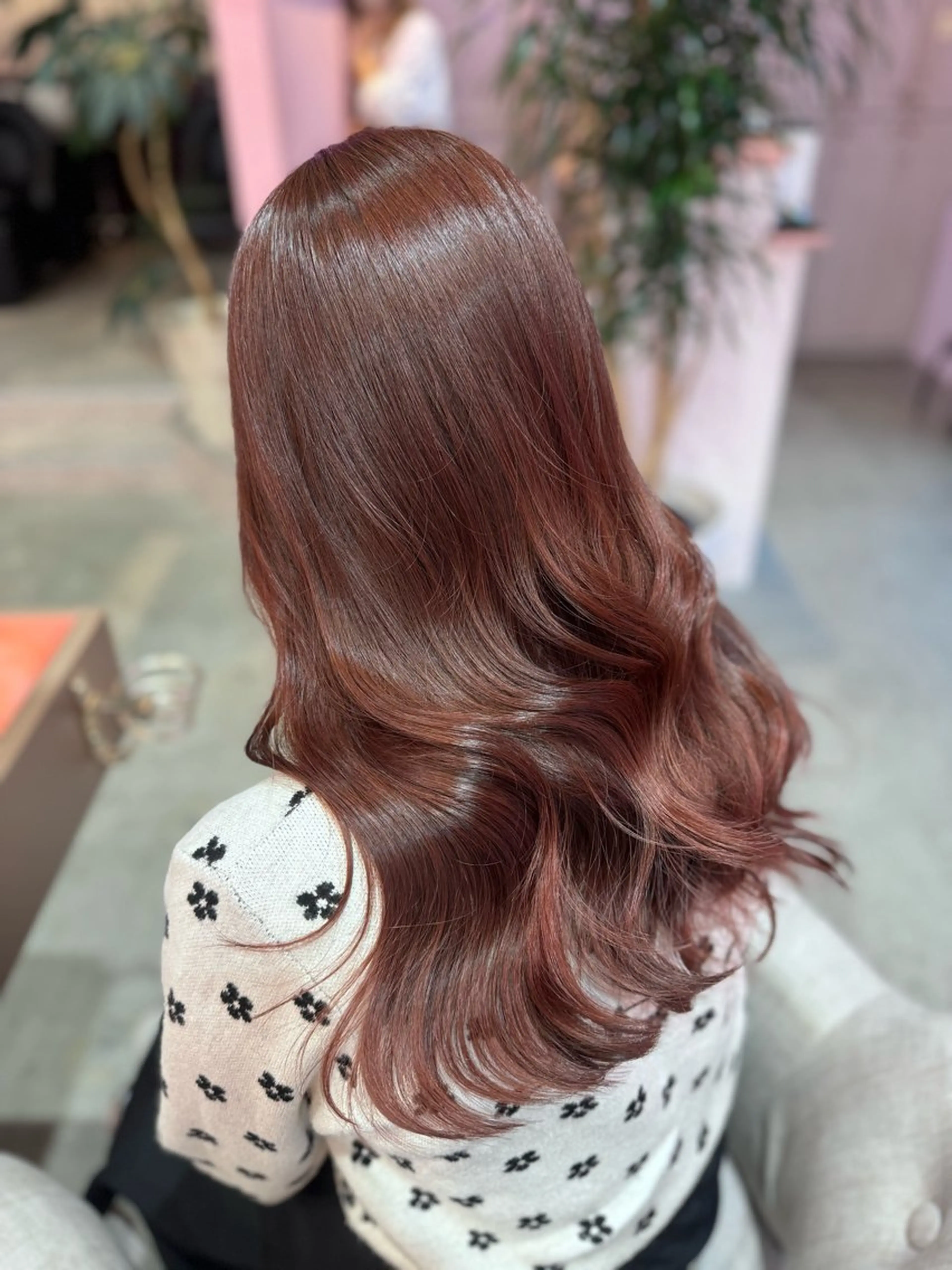 ロング ピンクブラウン 艶カラー✨レイヤー 𝐚𝐲𝐚𝐤𝐚のヘアスタイル